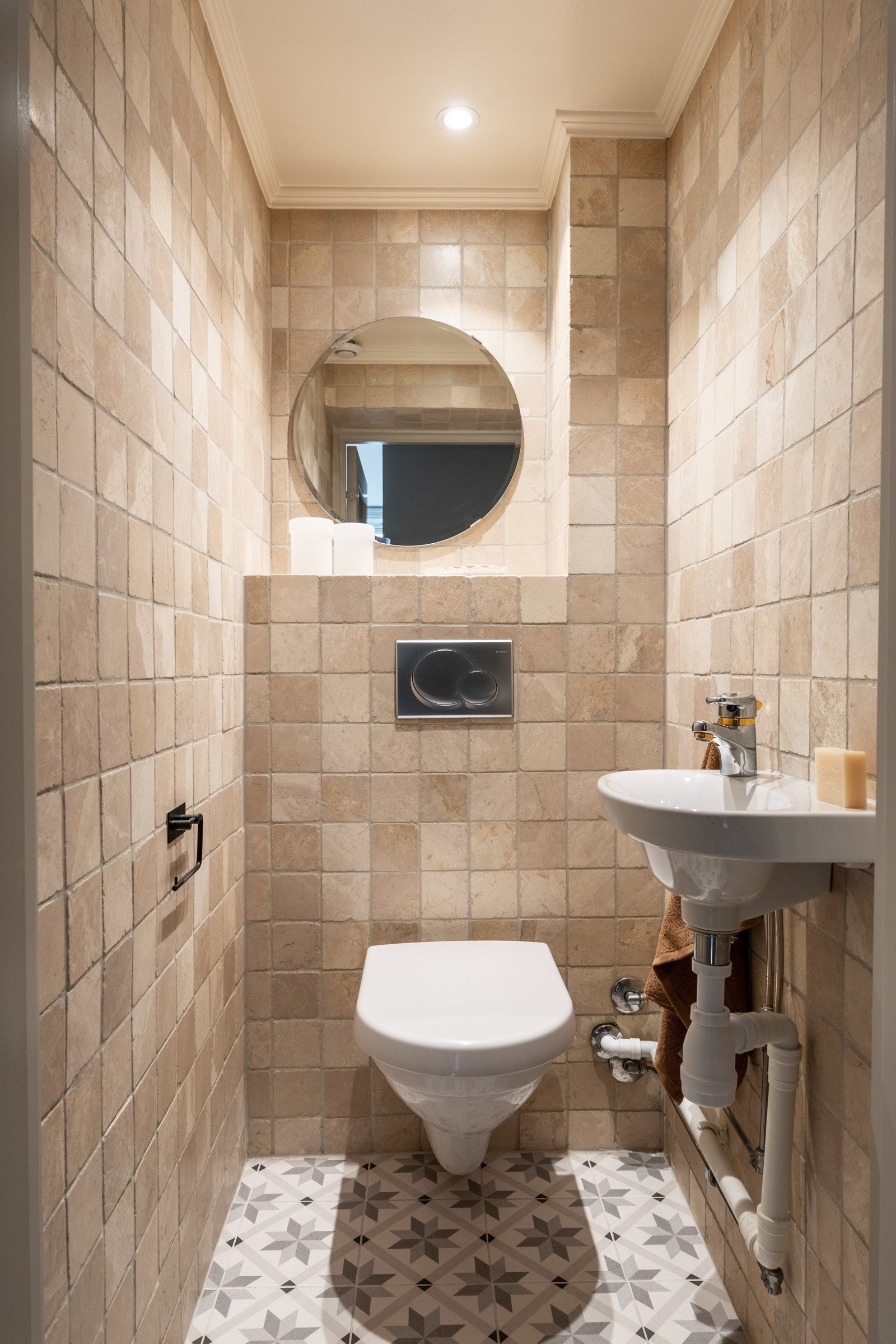 Praktisk toalettrom med flislagt gulv med varme. Galleribilde