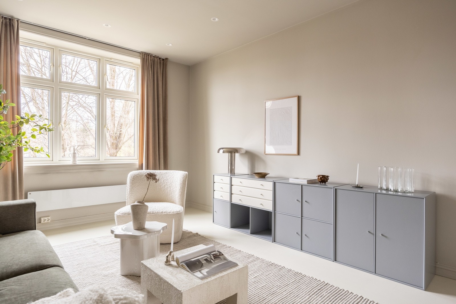 Den gjennomgående planløsningen gir en naturlig flyt mellom rommene. Galleribilde