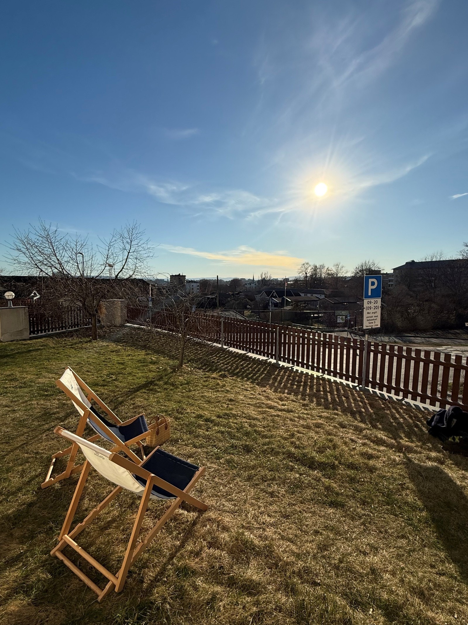 Et naturlig sted å ta med seg hagemøblene og nyte ettermiddagssolen. Galleribilde