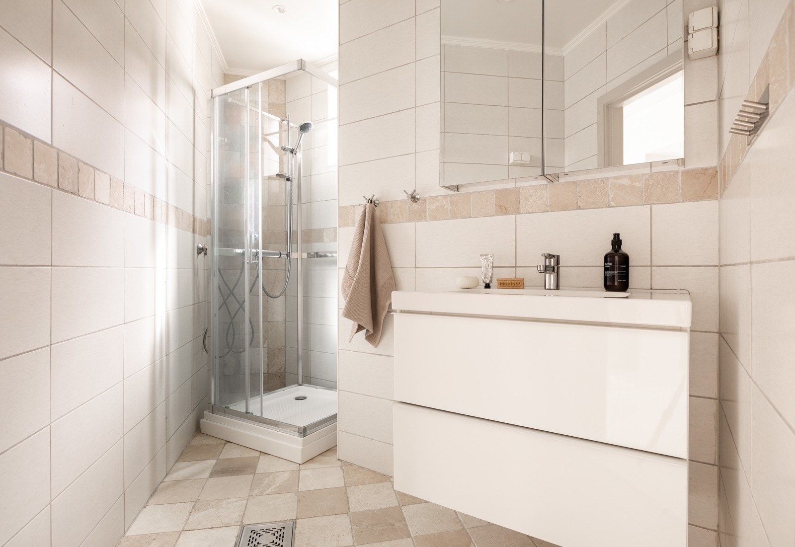 Pent baderom med flislagt gulv med varme og flislagte vegger. Galleribilde