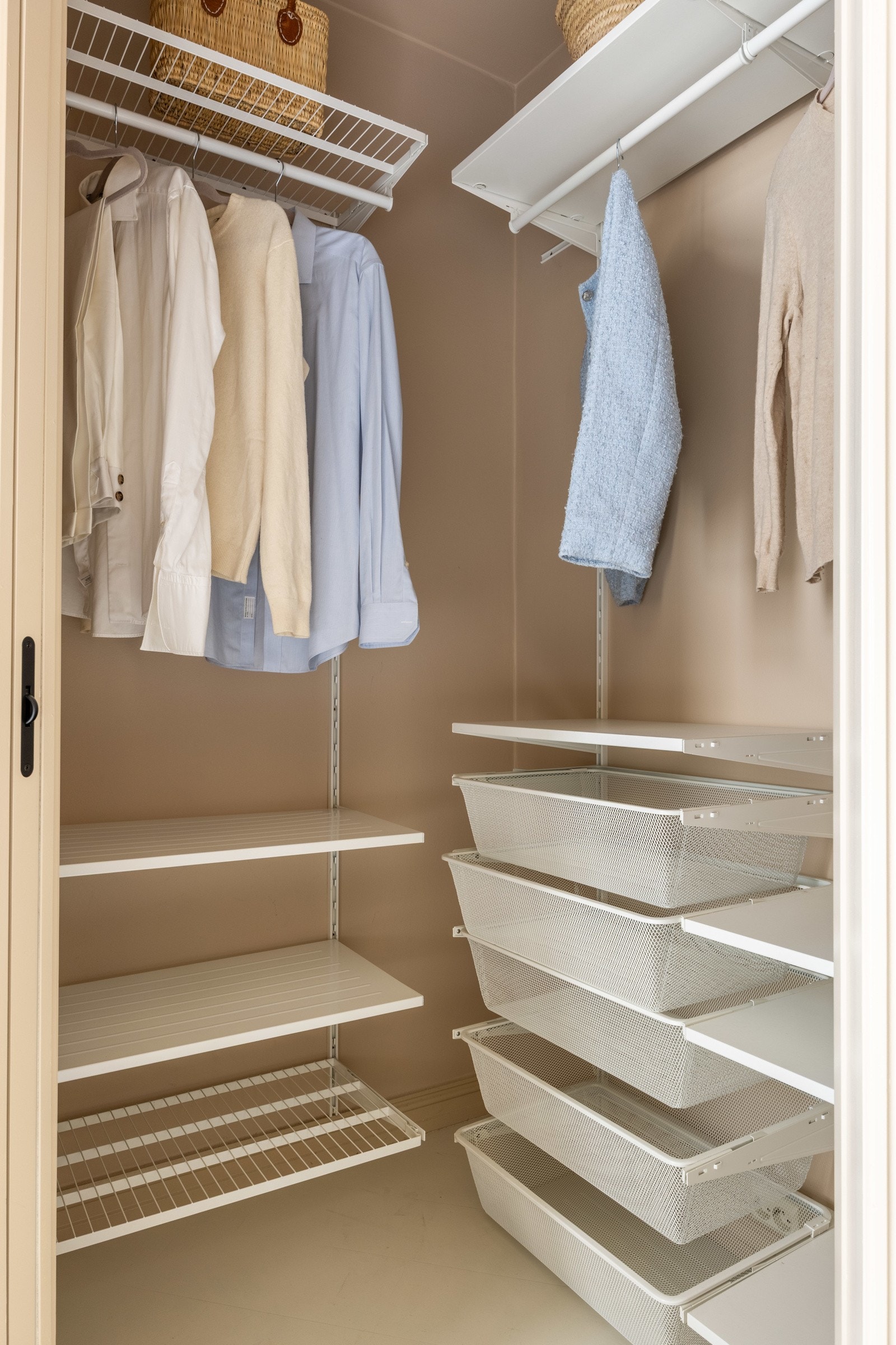 Walk-in garderobe som gir godt med både oppbevaring. Galleribilde