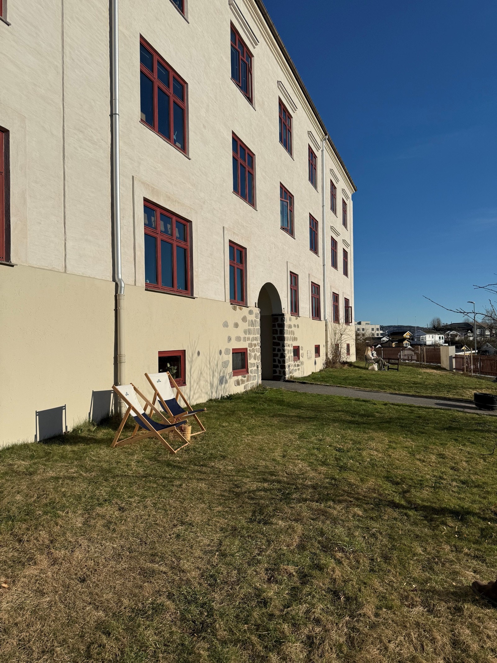 Stor, grønn felles plen rett utenfor leiligheten som er nydelig på sommerstid. Galleribilde