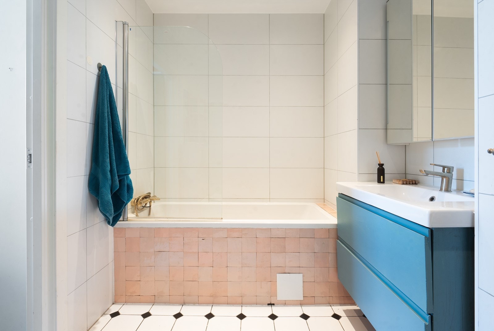 Bad fra 2021 med adkomst fra entré og har to dører (den andre går til soverom) Galleribilde