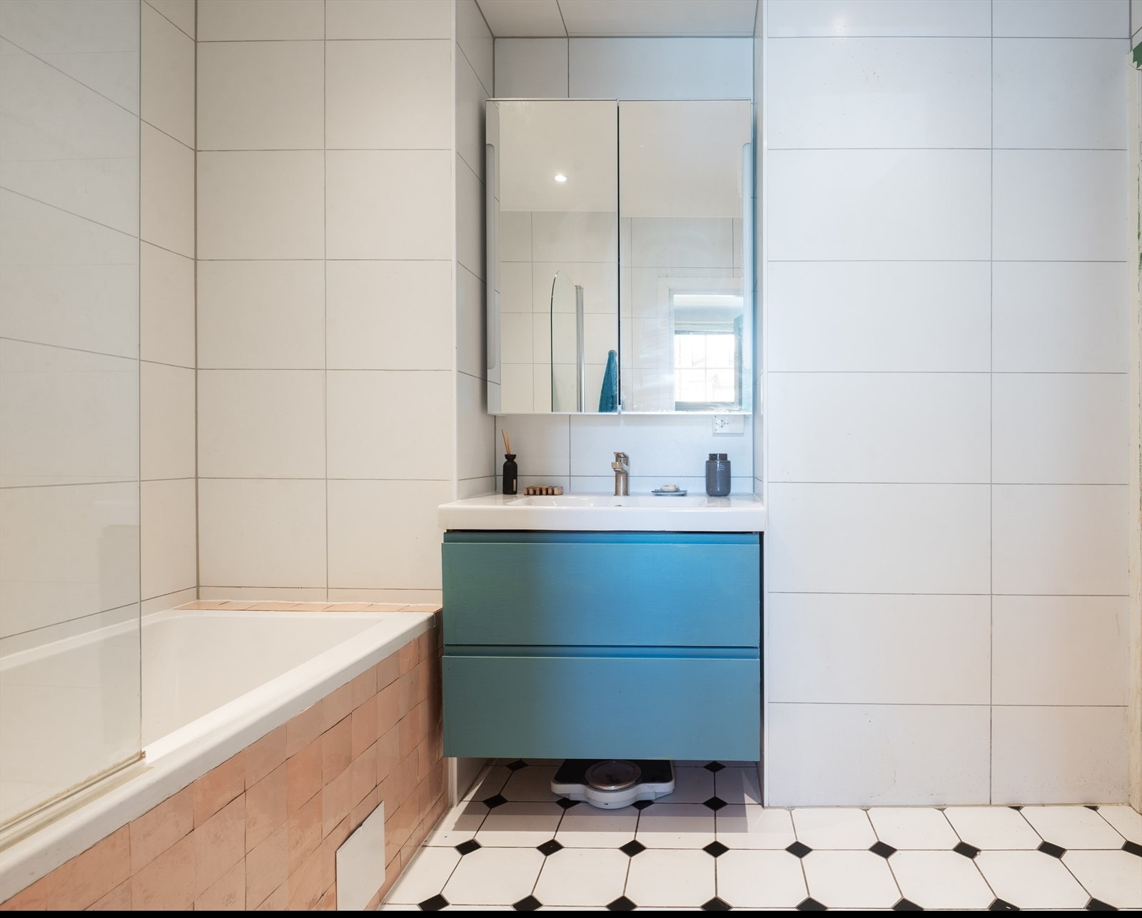 Det har flislagte vegger og gulv med varmekabler, samt malte plater med downlights i taket Galleribilde