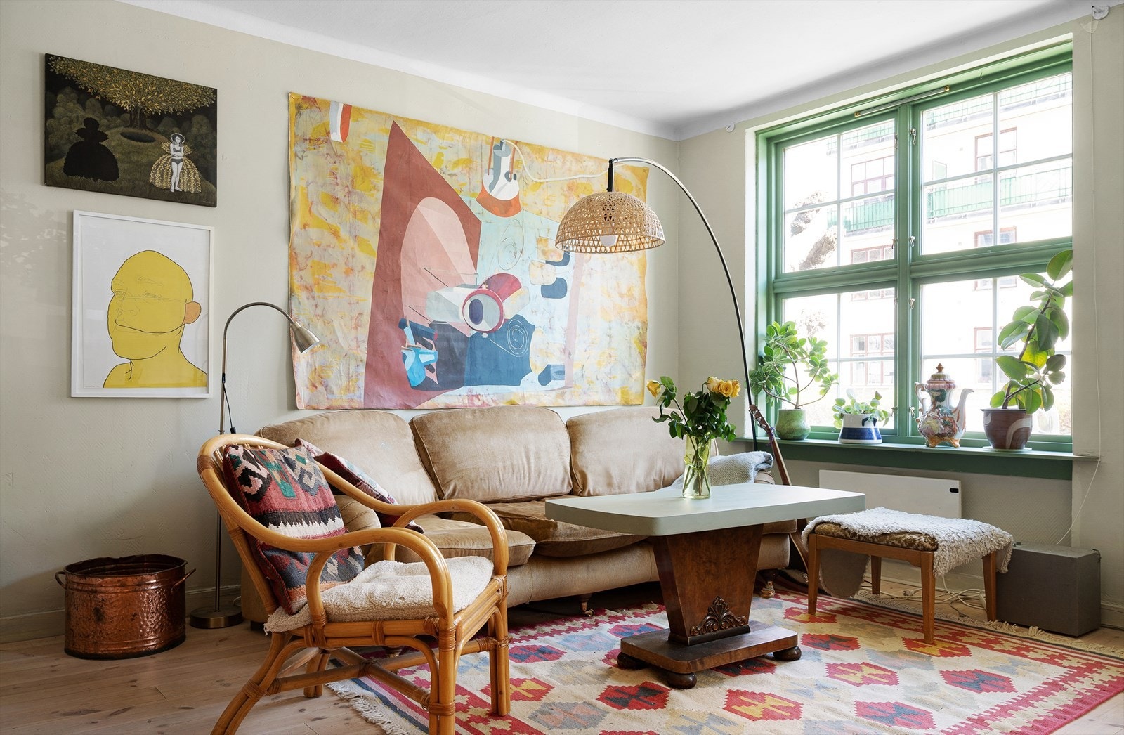 Fra entréen kommer du inn i en lys og romslig stue med åpen kjøkkenløsning Galleribilde