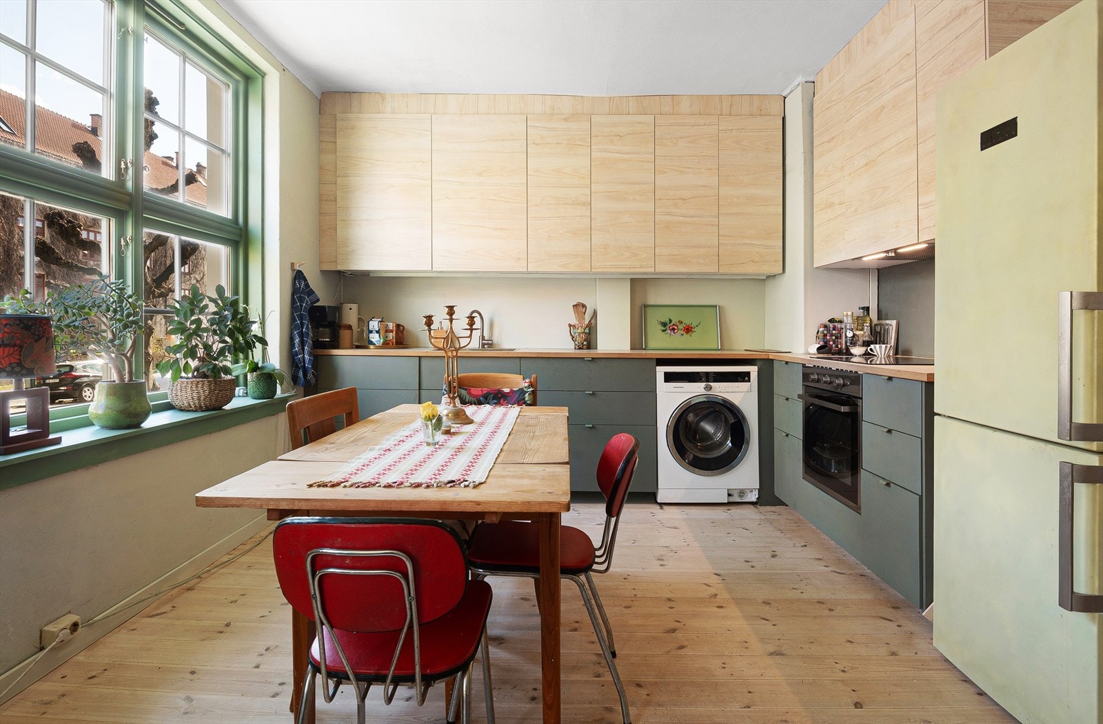 Flott kjøkken fra 2021 med profilerte fronter og laminert benkeplate Galleribilde