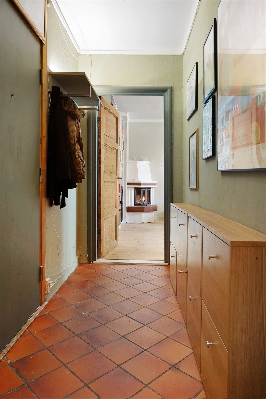 Velkommen inn i hyggelig entré med plass for hattehylle og skoskap Galleribilde