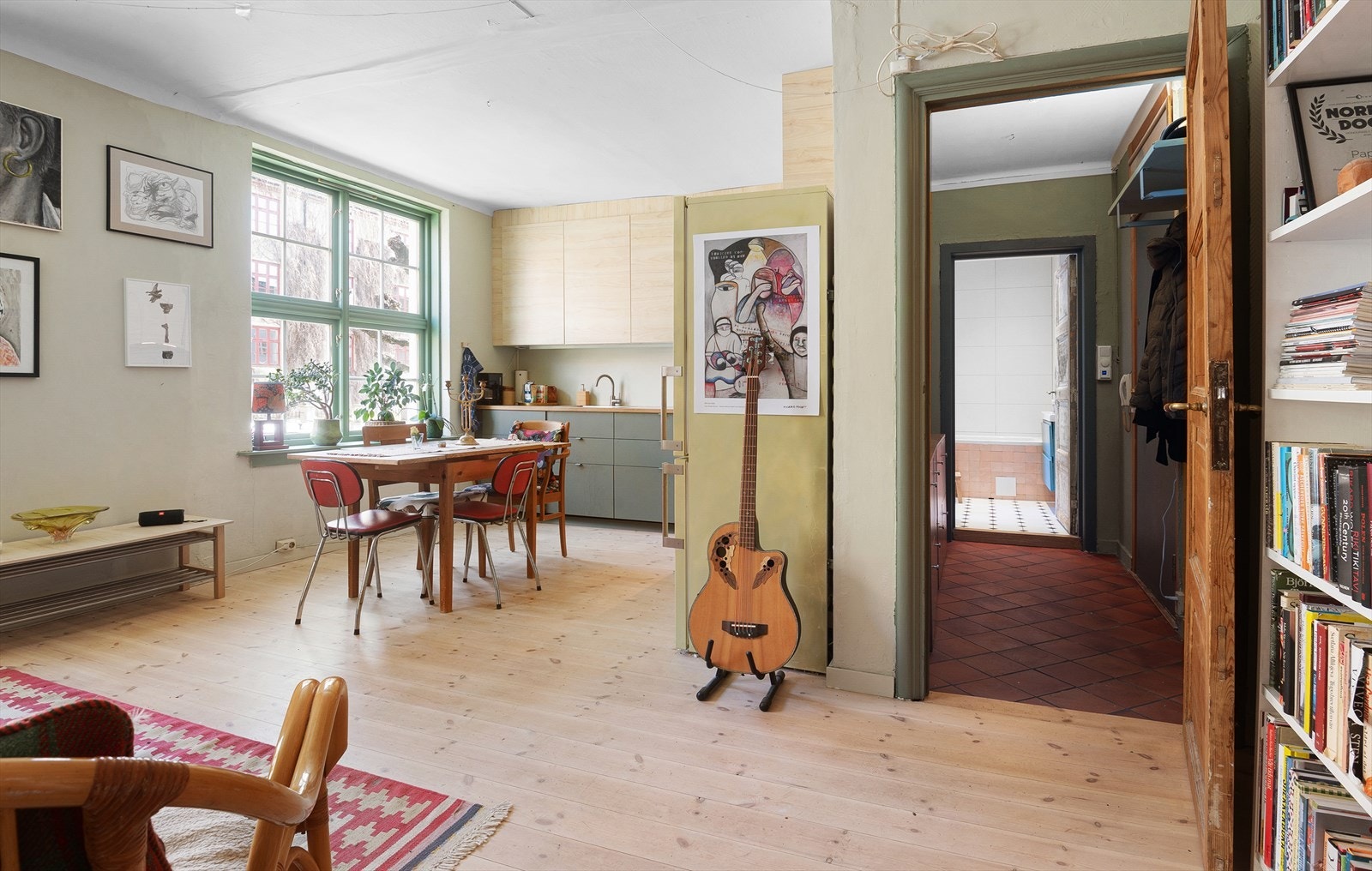 Boligens gulv består hovedsakelig av heltre og fliser Galleribilde