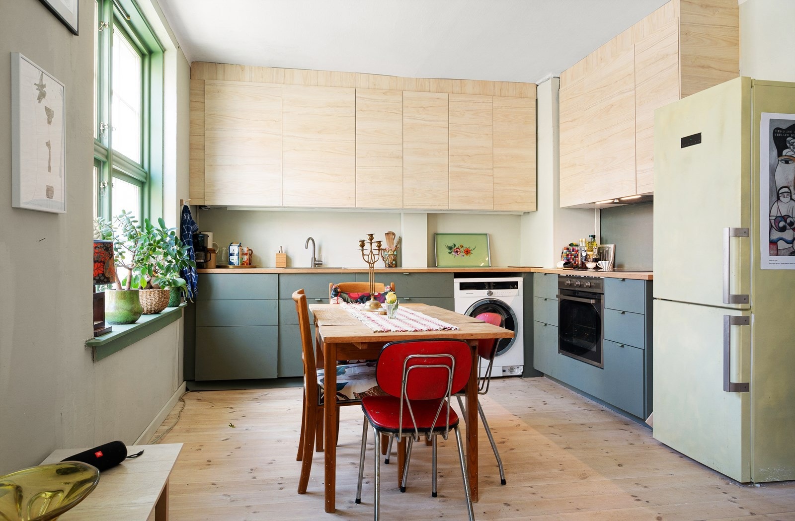 Utstyrt med platetopp, stekeovn, plass for kombinert kjøl/fryseskap, oppvaskmaskin og opplegg for vaskemaskin Galleribilde