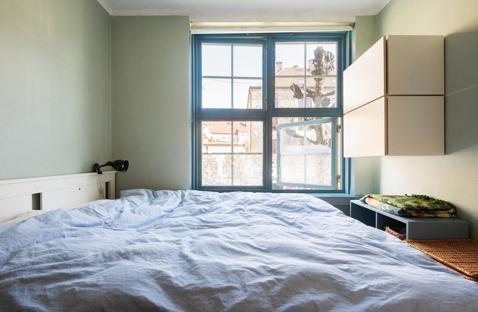 Rommet har plass til dobbeltseng og garderobeløsning. De originale, heltredørene gir rommet karakter men kan selvsagt pusses og males om man ønsker et annet uttrykk. Galleribilde