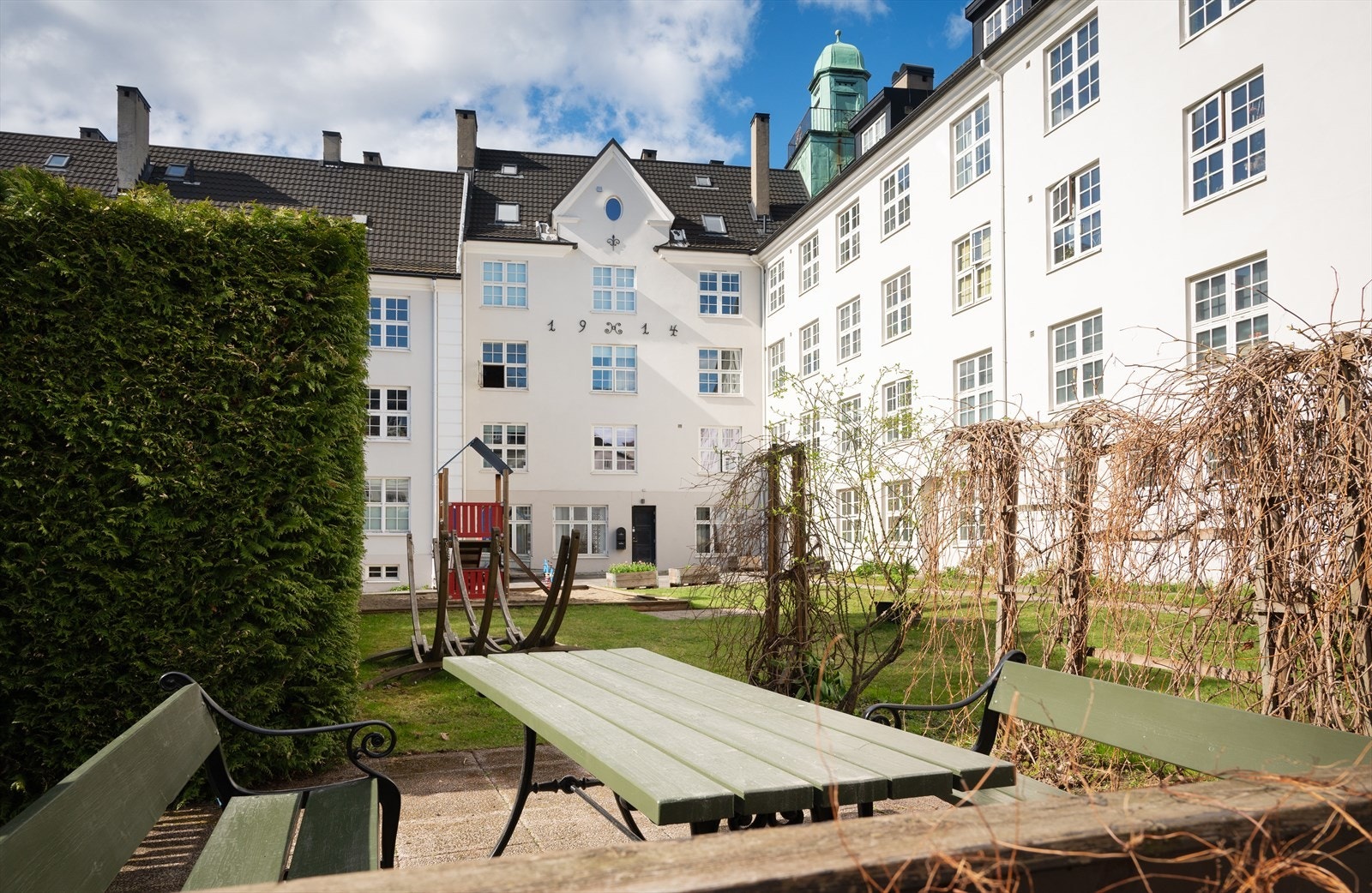 Denne gården er kjent for sitt flotte uttrykk og har hyggelige uteområder Galleribilde