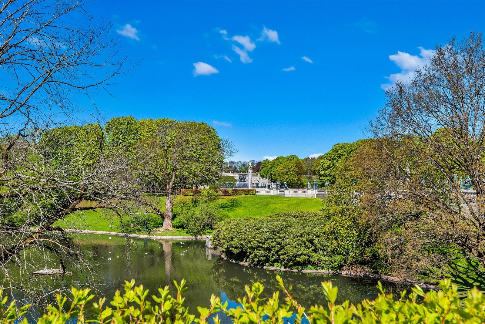 Fra boligen kan man også ta rusleturen opp mot Frognerparken. Parken inneholder skulpturanlegget Vigelandsparken av Gustav Vigeland. Galleribilde
