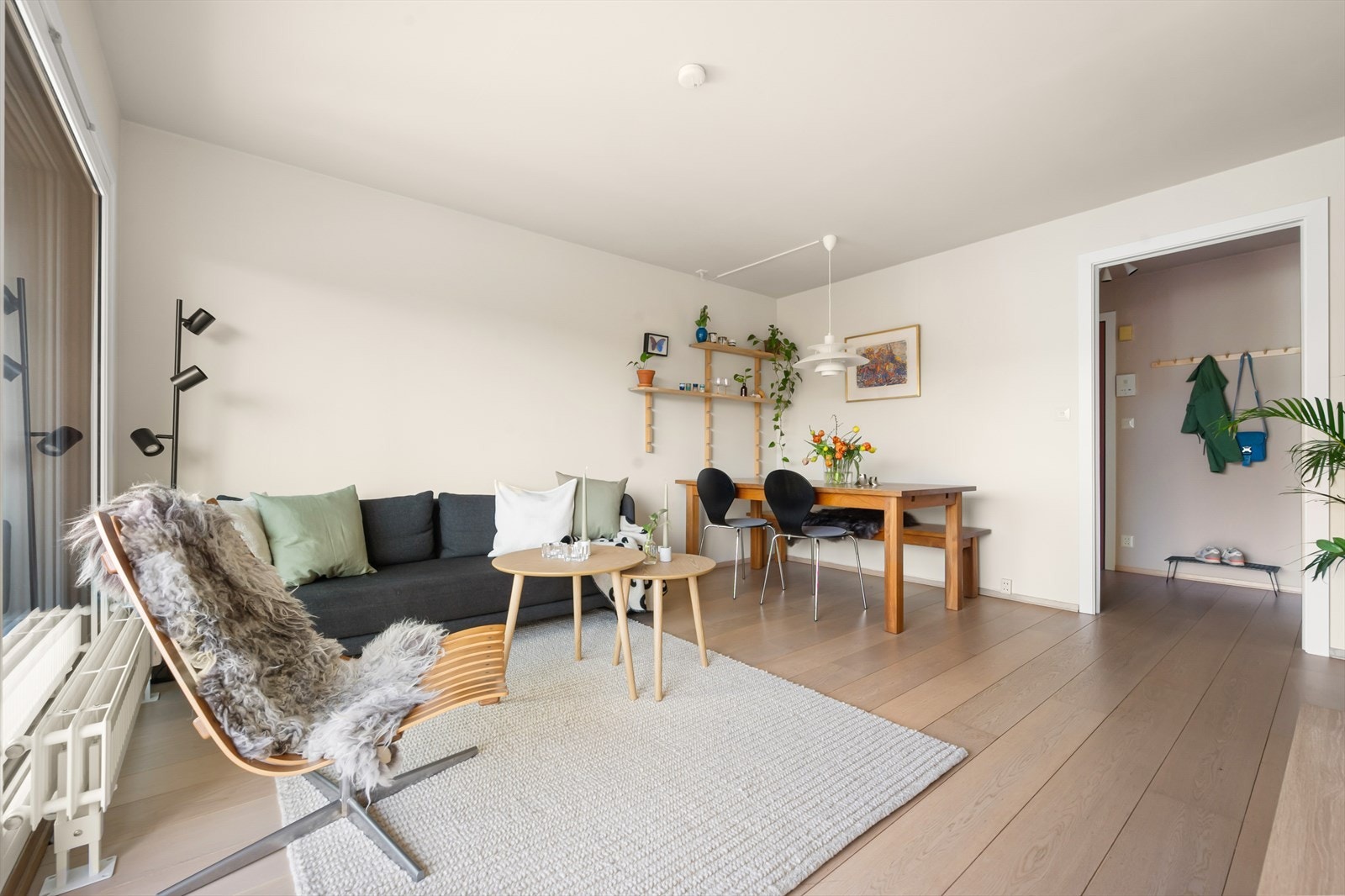 Stuen har en romslig planløsning med plass til sofagruppe, spisebord og annet ønsket møblement Galleribilde