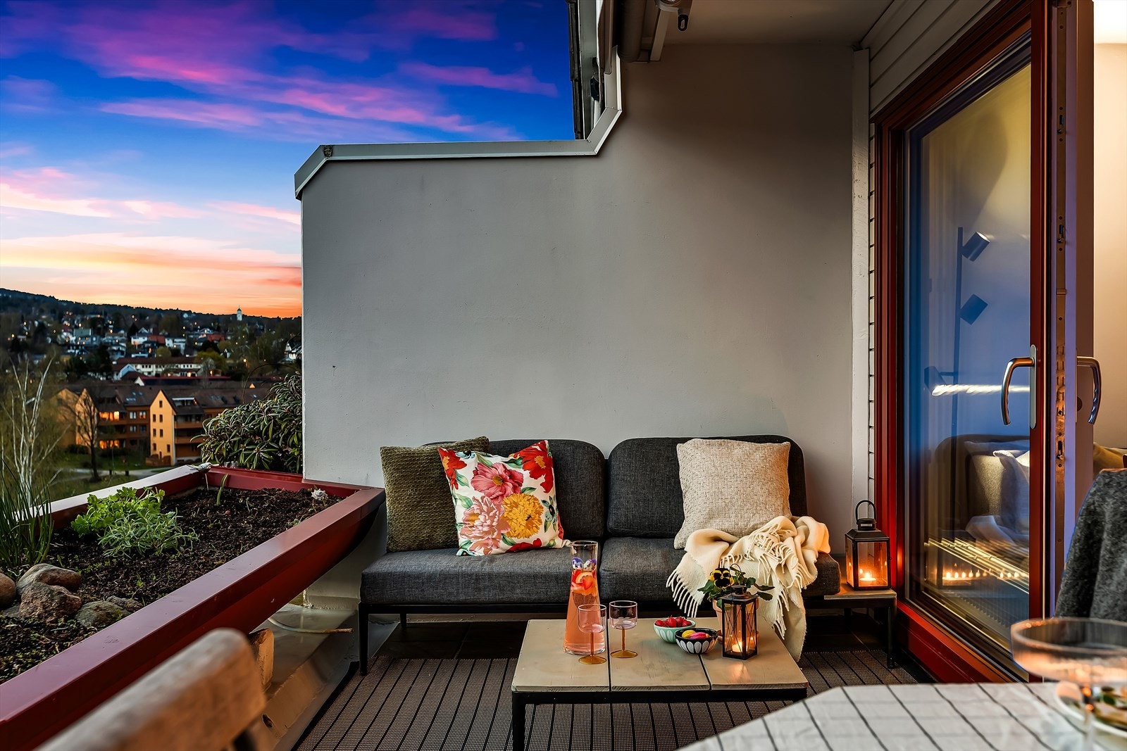 Herlig uteplass om sommeren og en naturlig forlengelse av leiligheten Galleribilde