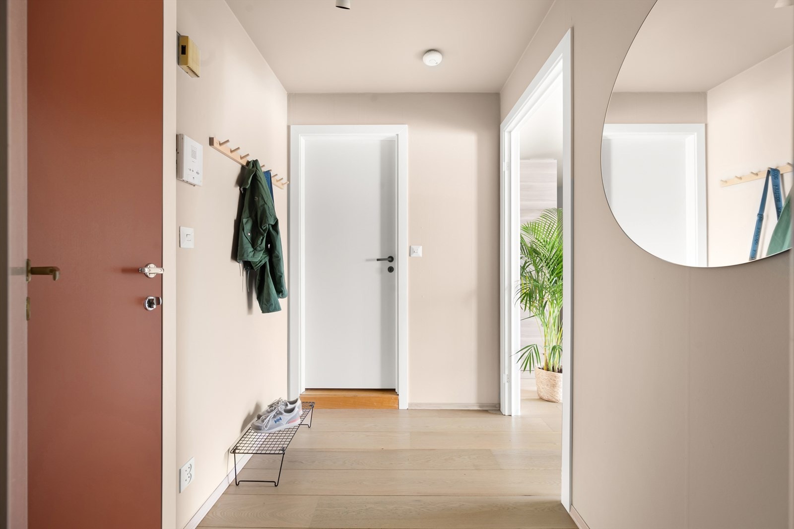 Svært innbyende entré som gir et godt første inntrykk av boligen Galleribilde