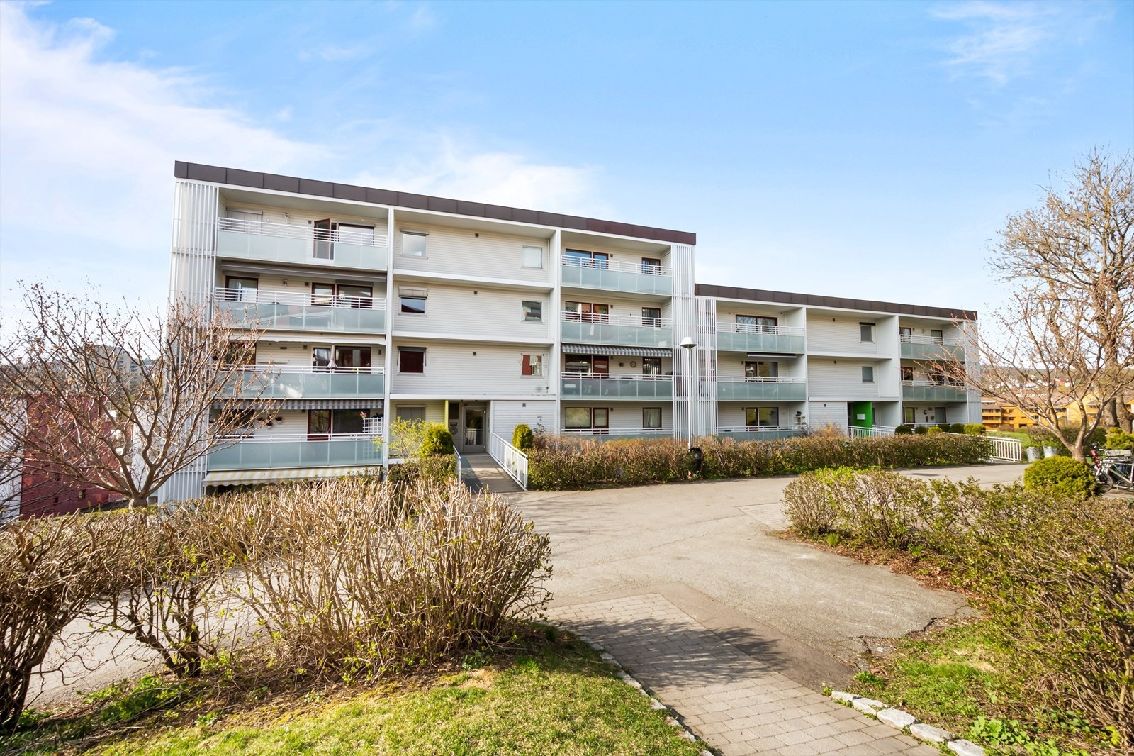 Det medfølger en parkeringsplass i felles garasjeanlegg, samt gratis gjesteparkering. Mulighet for installasjon av el-lader på egen plass. Galleribilde