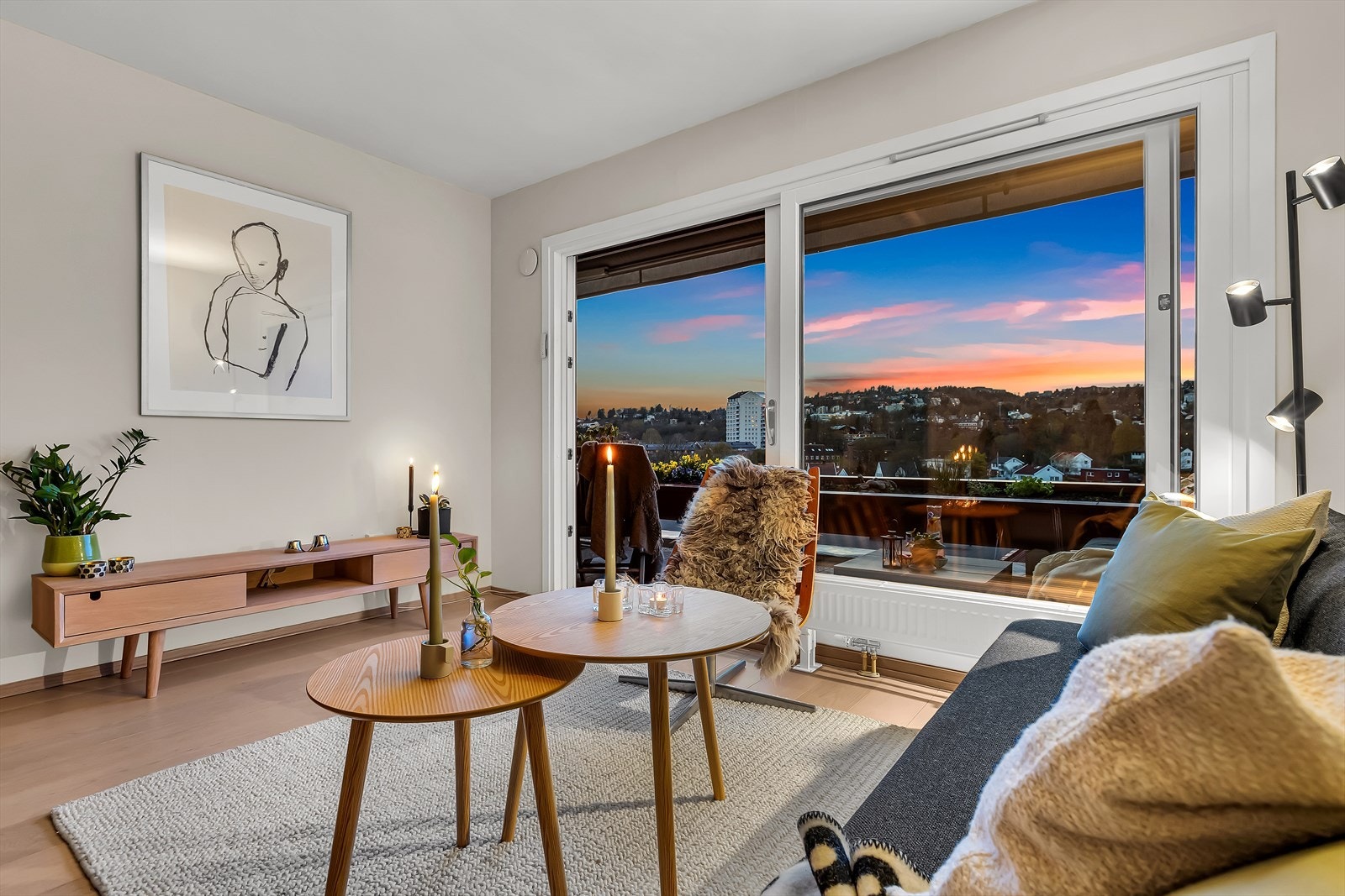 Leiligheten ligger fint til i byggets 4. etasje med flott terrasse og egen garasjeplass i felles garasjeanlegg. Mulighet for å etablere el-lader. Galleribilde