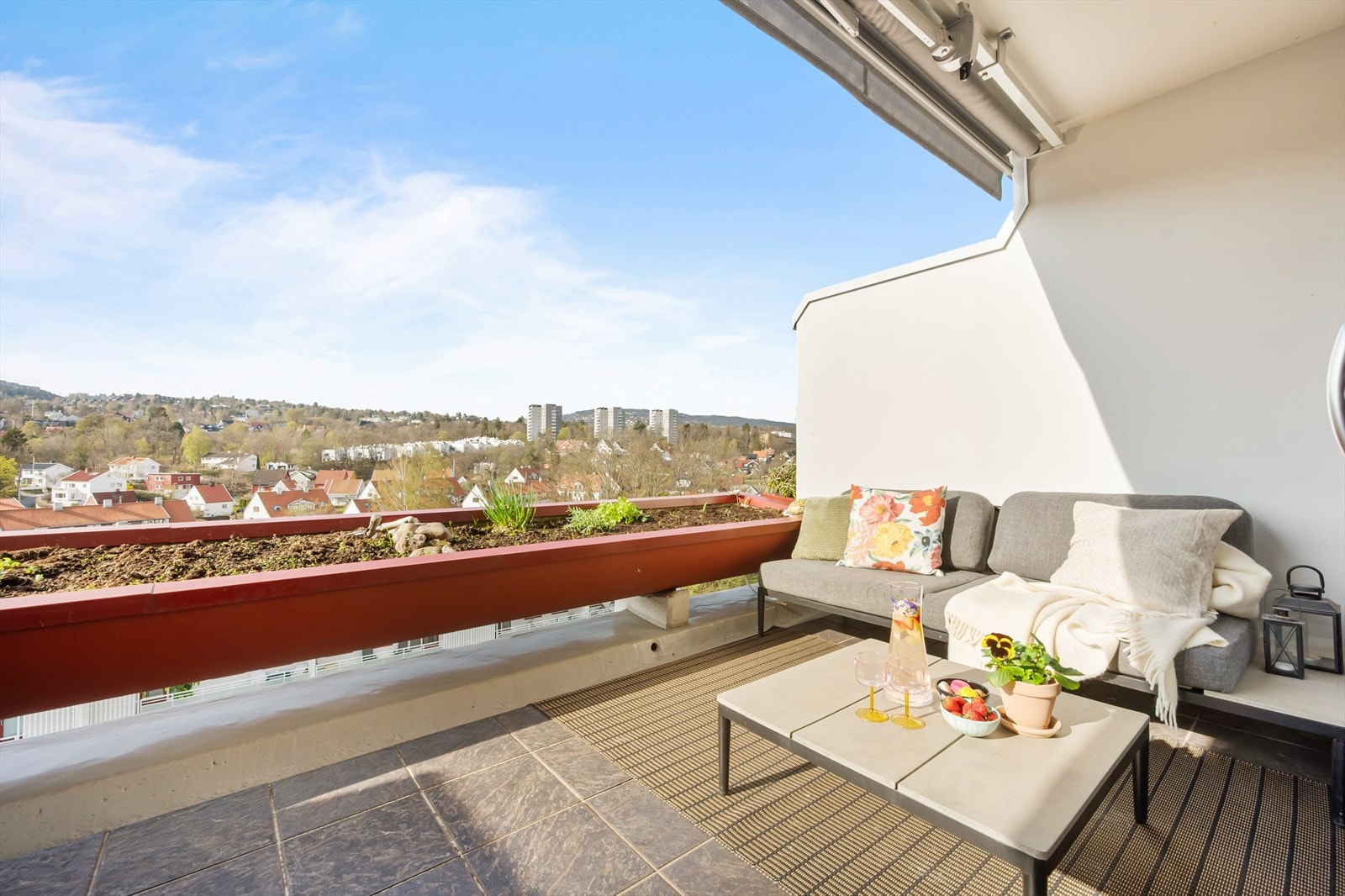 Balkongen er på hele 12 m² og har god plass til ulike utemøbler Galleribilde