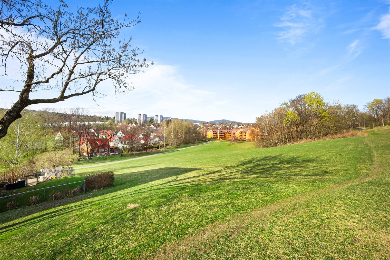 Her bor man idyllisk plassert på Skøyen. Borettslaget har store felles grøntarealer med kort gangavstand til alle fasiliteter Galleribilde