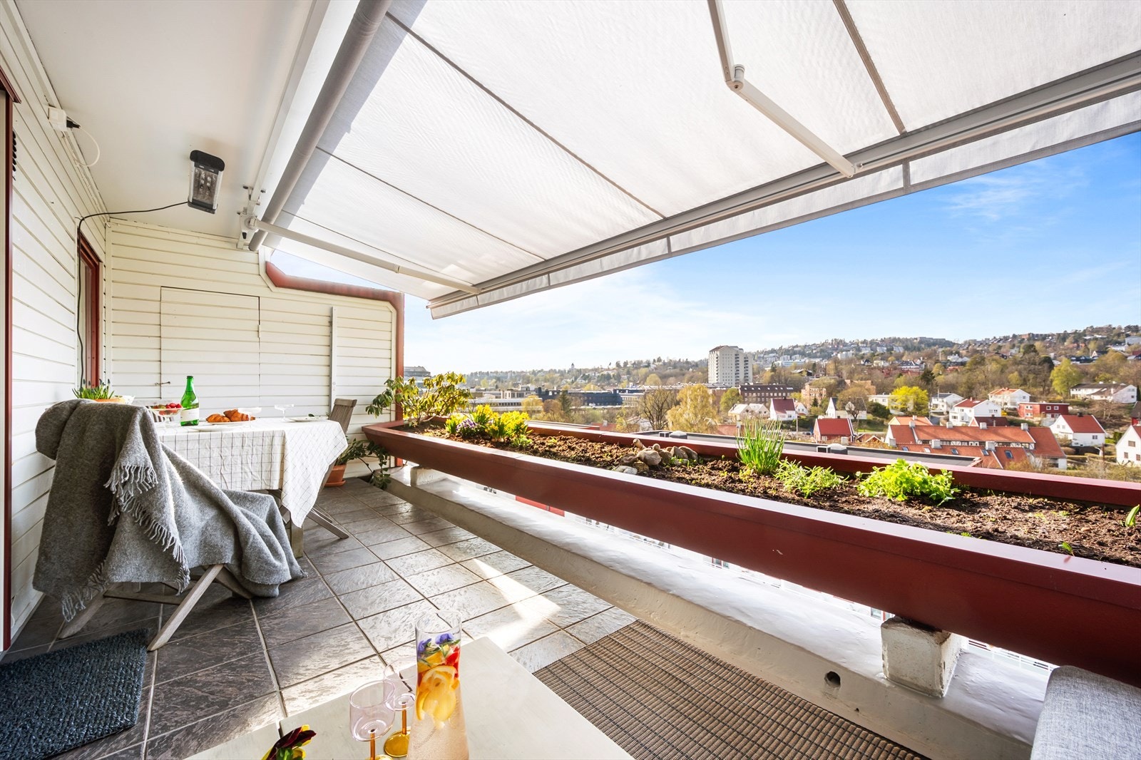 Det ble montert ny elektrisk markise i 2023 Galleribilde