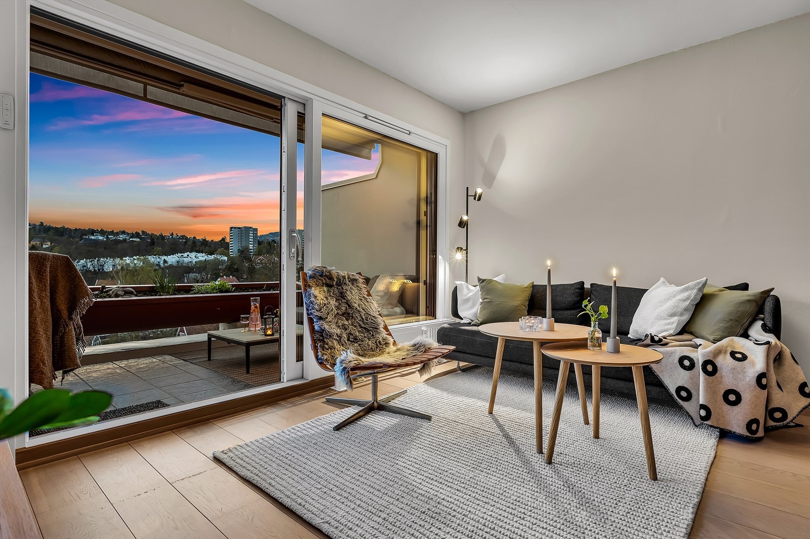 Herlig uteplass om sommeren og en naturlig forlengelse av leiligheten Galleribilde