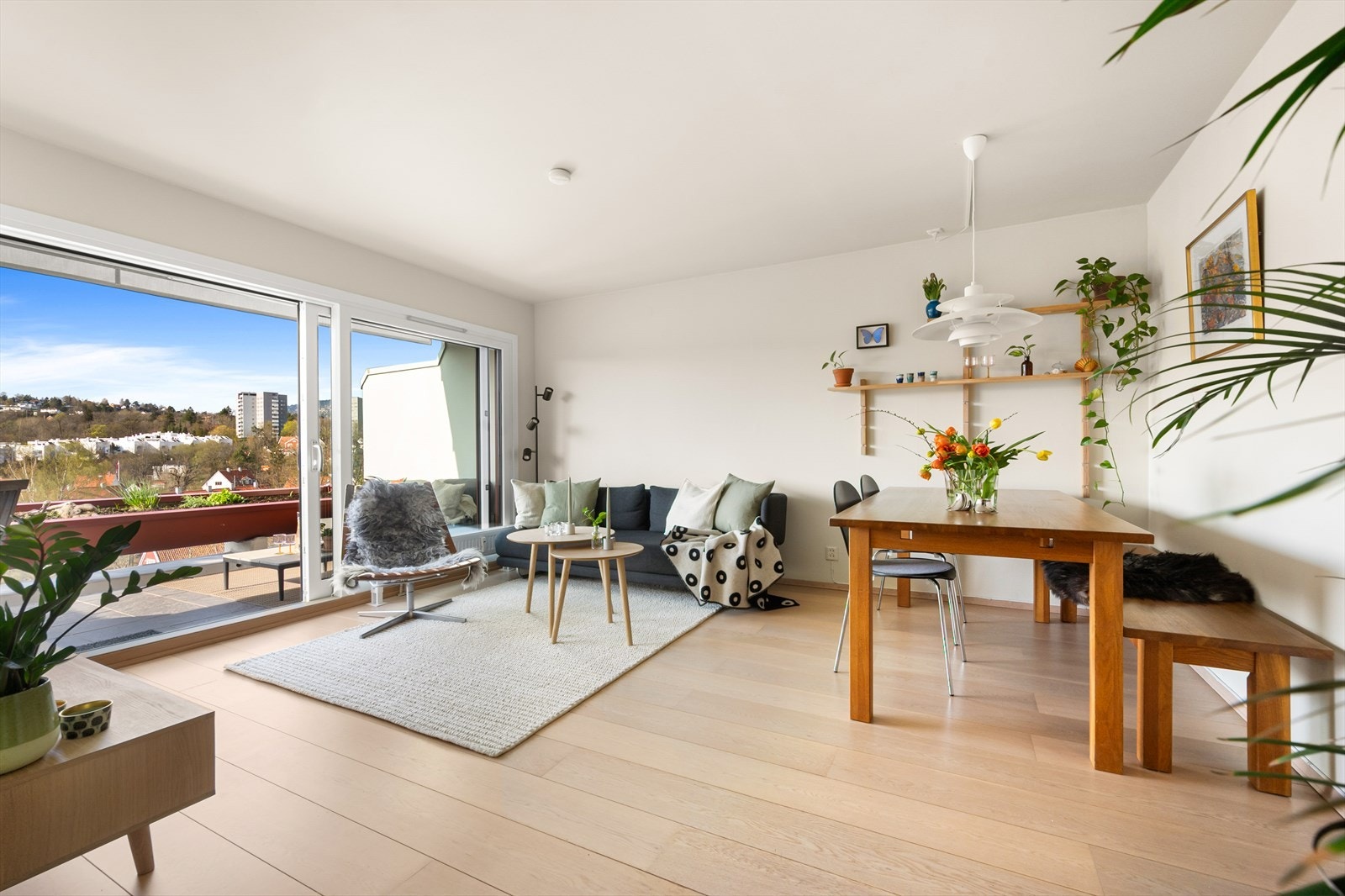 Den lyse og hyggelige stuen har store vindusflater som sikrer gode lysforhold og gir rommet en luftig atmosfære Galleribilde