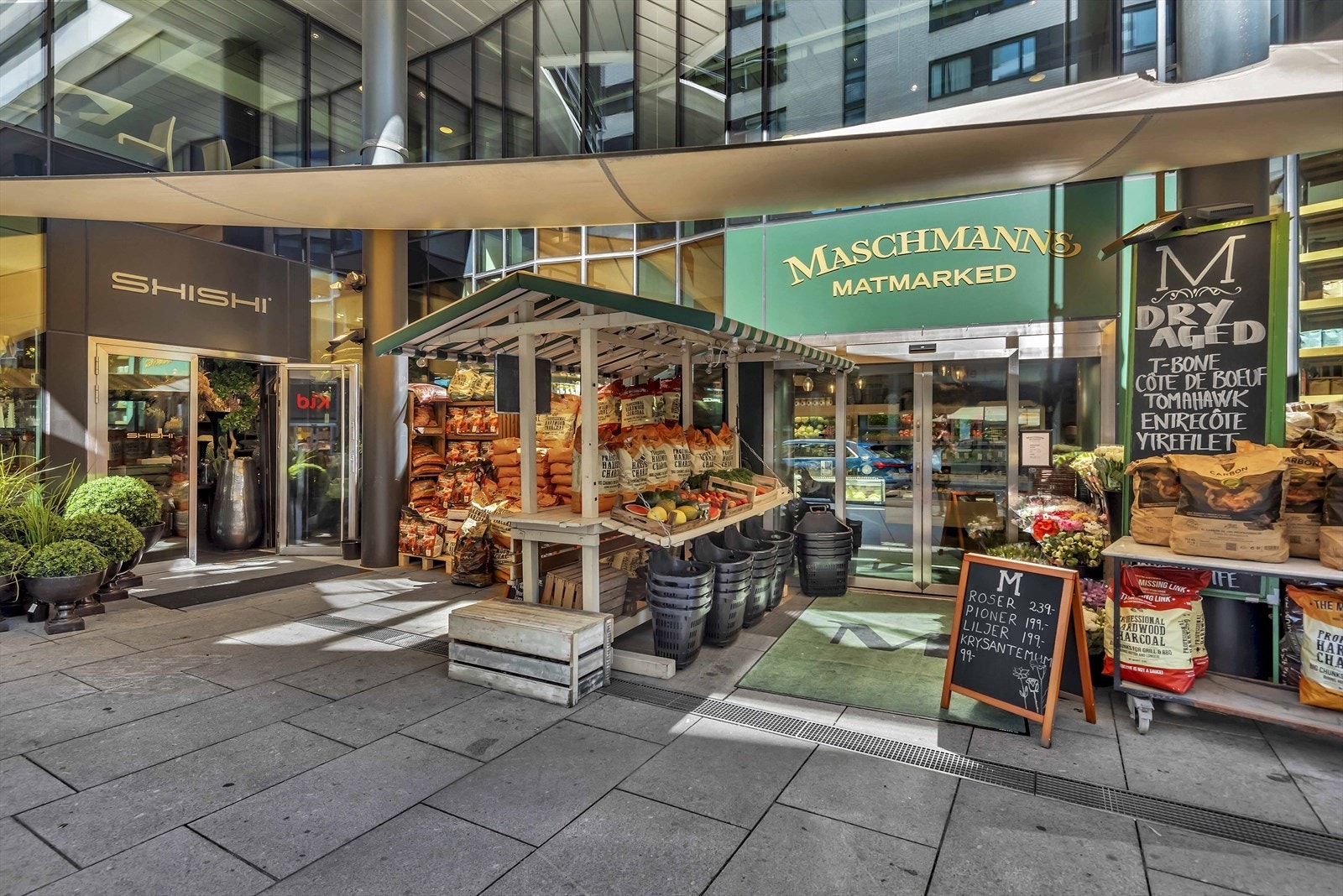 Populære Maschmanns matmarked - Noen minutter gange fra leiligheten ligger handlegaten Karenslyst Allé, som har alt fra butikker, hyggelige kafeer og restauranter. Galleribilde