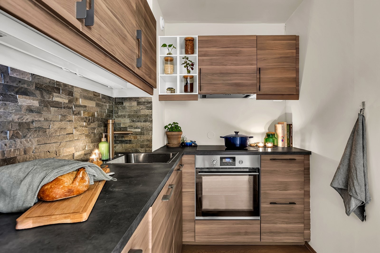 Kjøkkenet er fra 2017 og har integrert platetopp, stekeovn, oppvaskmaskin og kombinert kjøle- og fryseskap Galleribilde