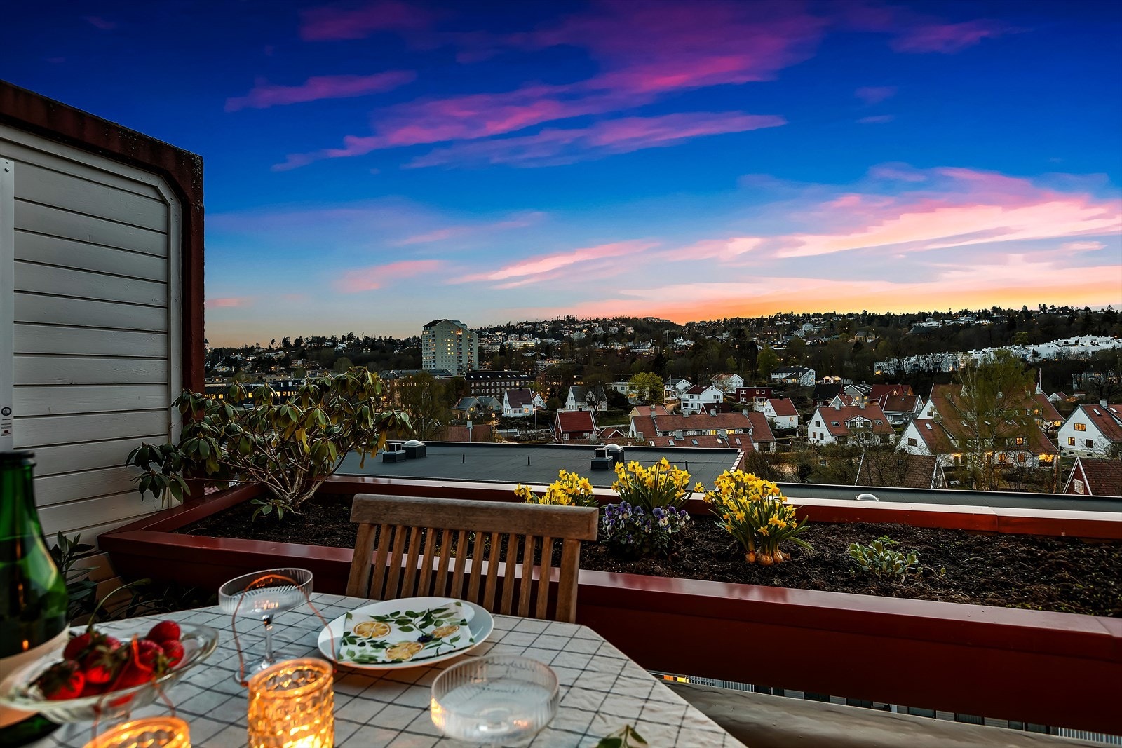 Kveldsstemning på terrassen. Galleribilde