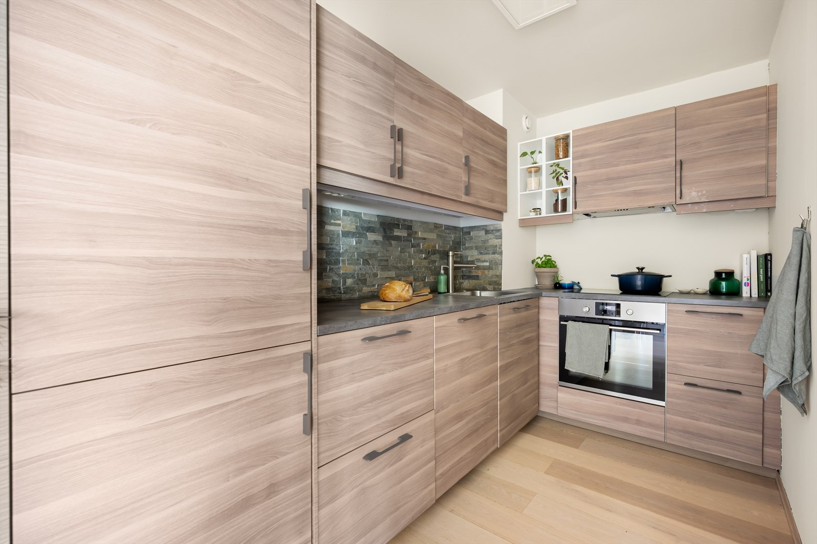 Stilrent og moderne kjøkken, i delikate fargetoner, praktisk utforming og rikelig oppbevaringsplass Galleribilde