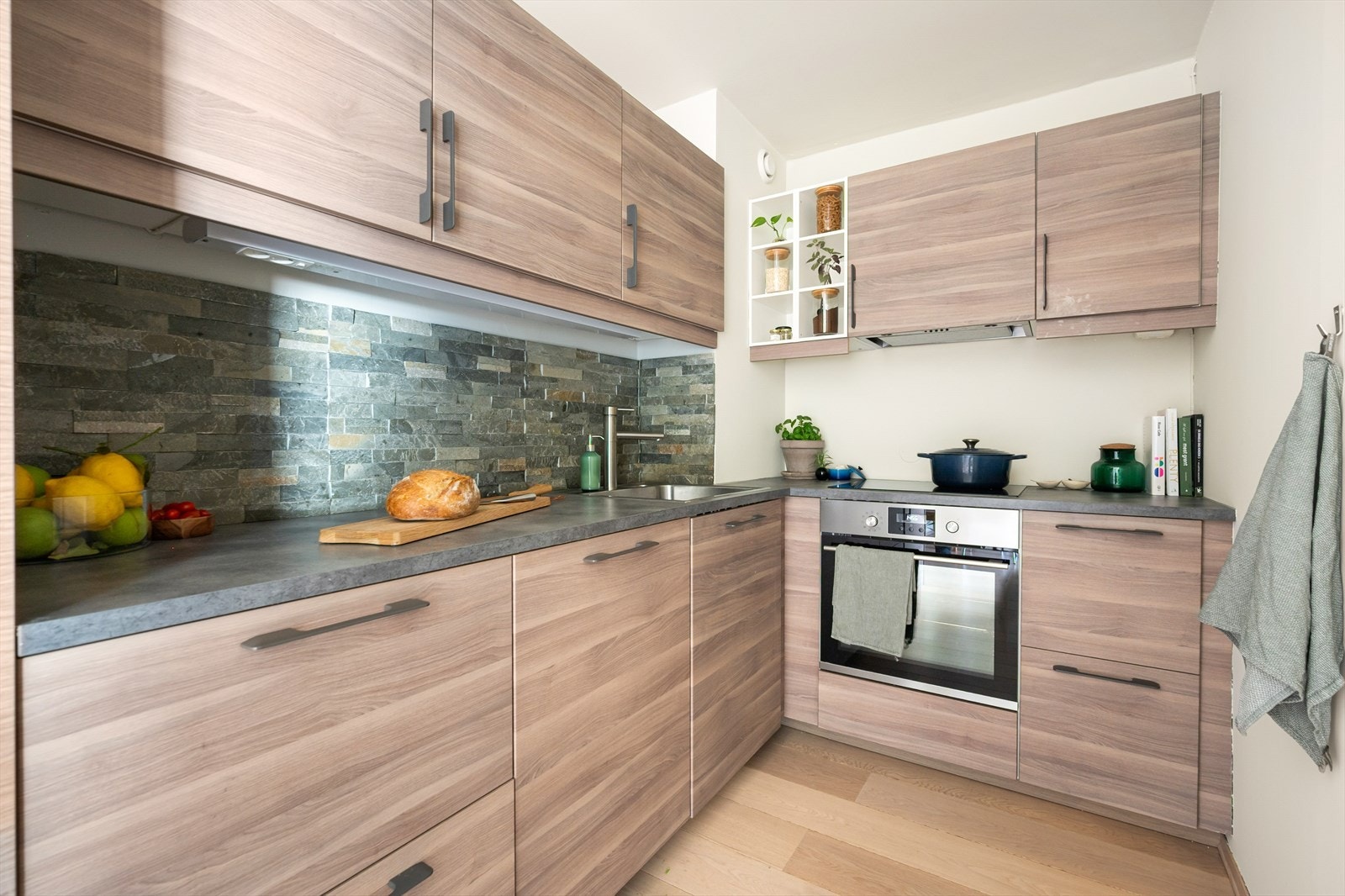 Kjøkkenet ligger i en delvis åpen løsning mot stuen Galleribilde