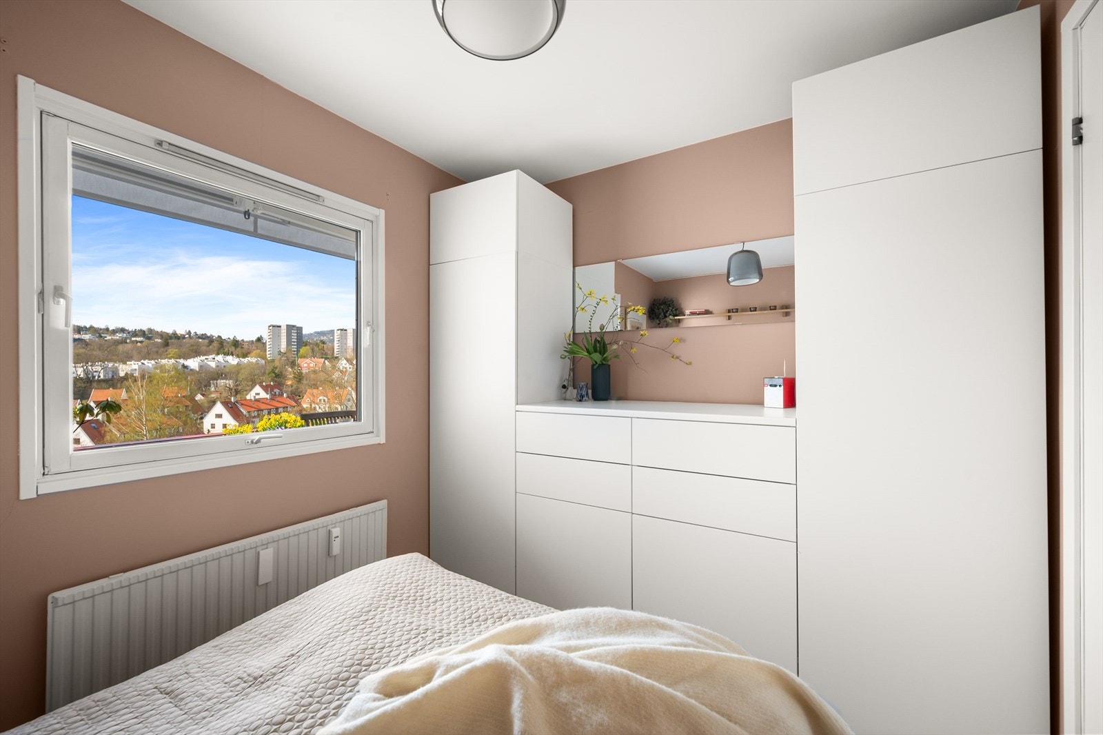 Garderobeløsning gir rikelig med oppbevarings- og lagringsplass Galleribilde