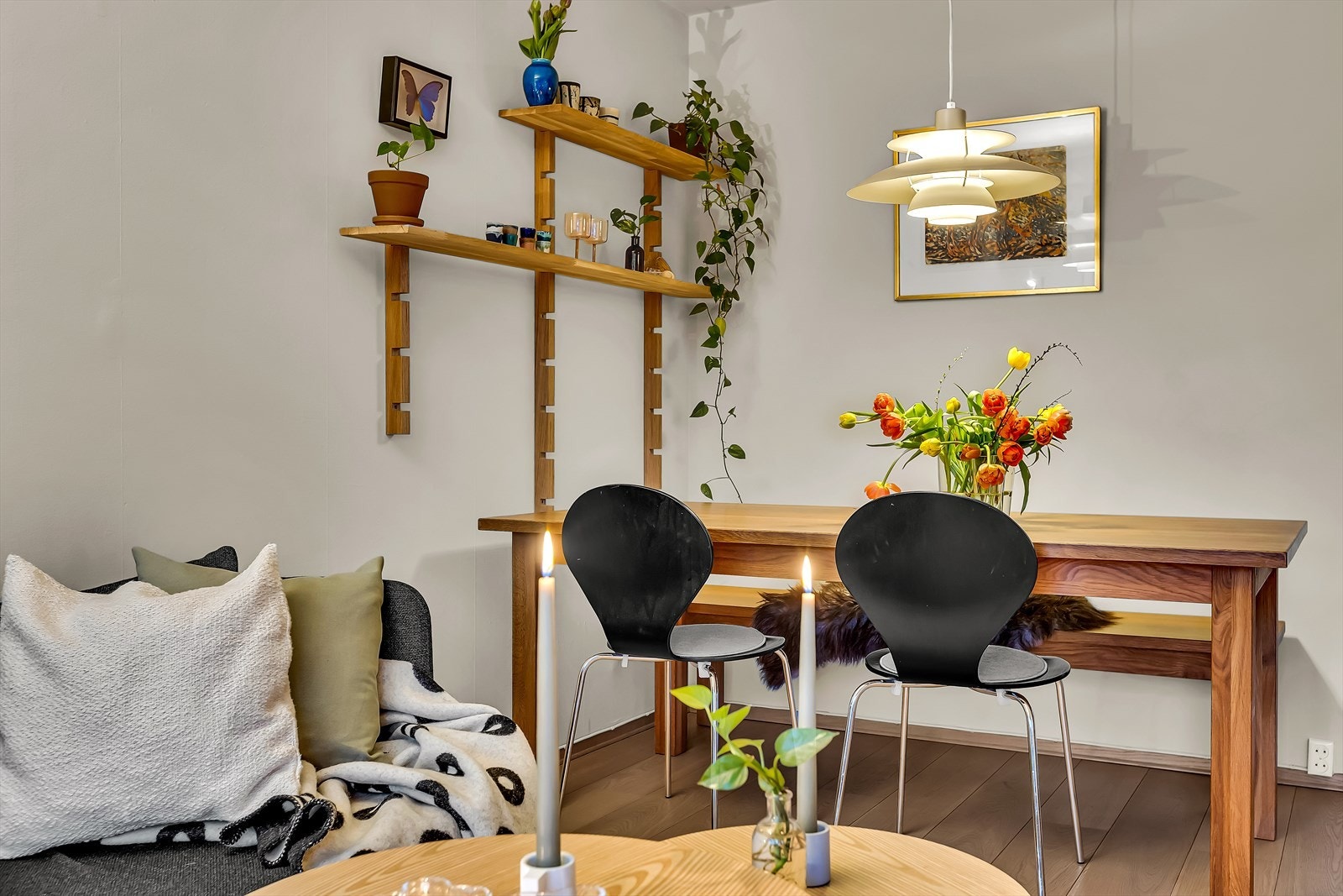 Det er god plass til å invitere venner og familie rundt spisebordet Galleribilde