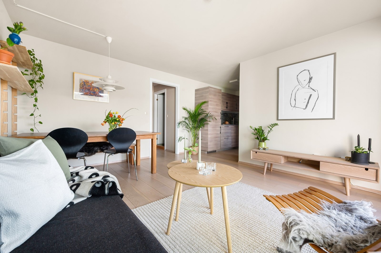 Rommet har pent, lyst parkettgulv og ble nymalt i april 2025 i en tidsriktig og behagelig farge. Galleribilde