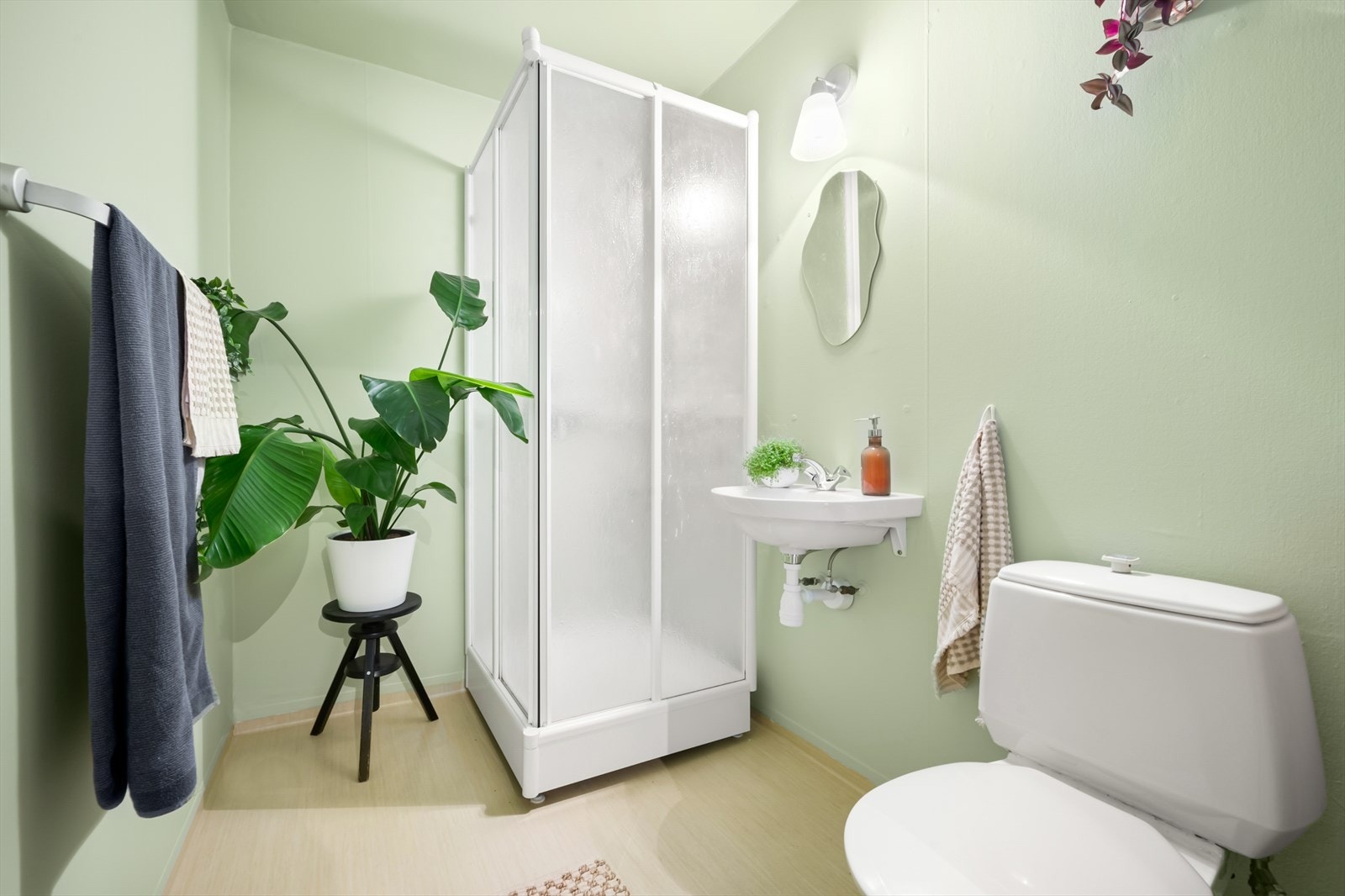 Innredningen består av servant fra 2023, speil, gulvmontert toalett og dusjkabinett Galleribilde