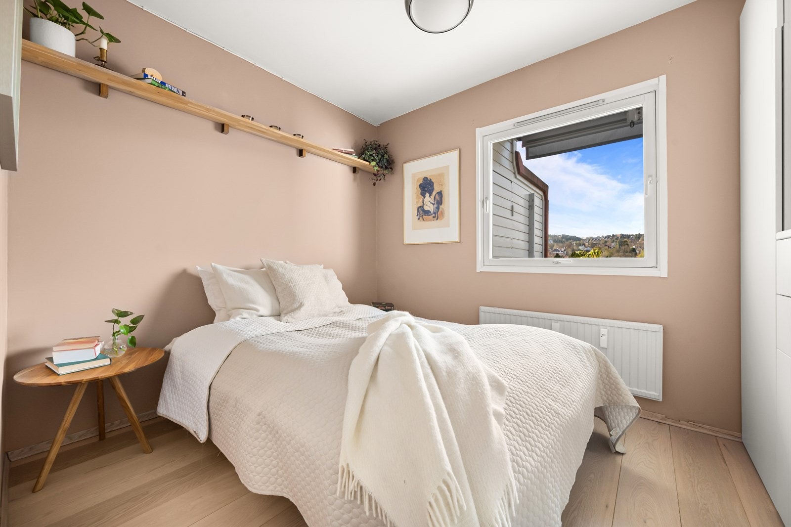 Romslig soverom med god plass til 150 cm bred dobbeltseng og tilhørende møbler Galleribilde