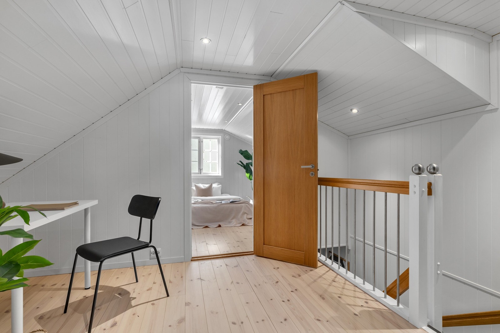 Loftstue/gang Galleribilde