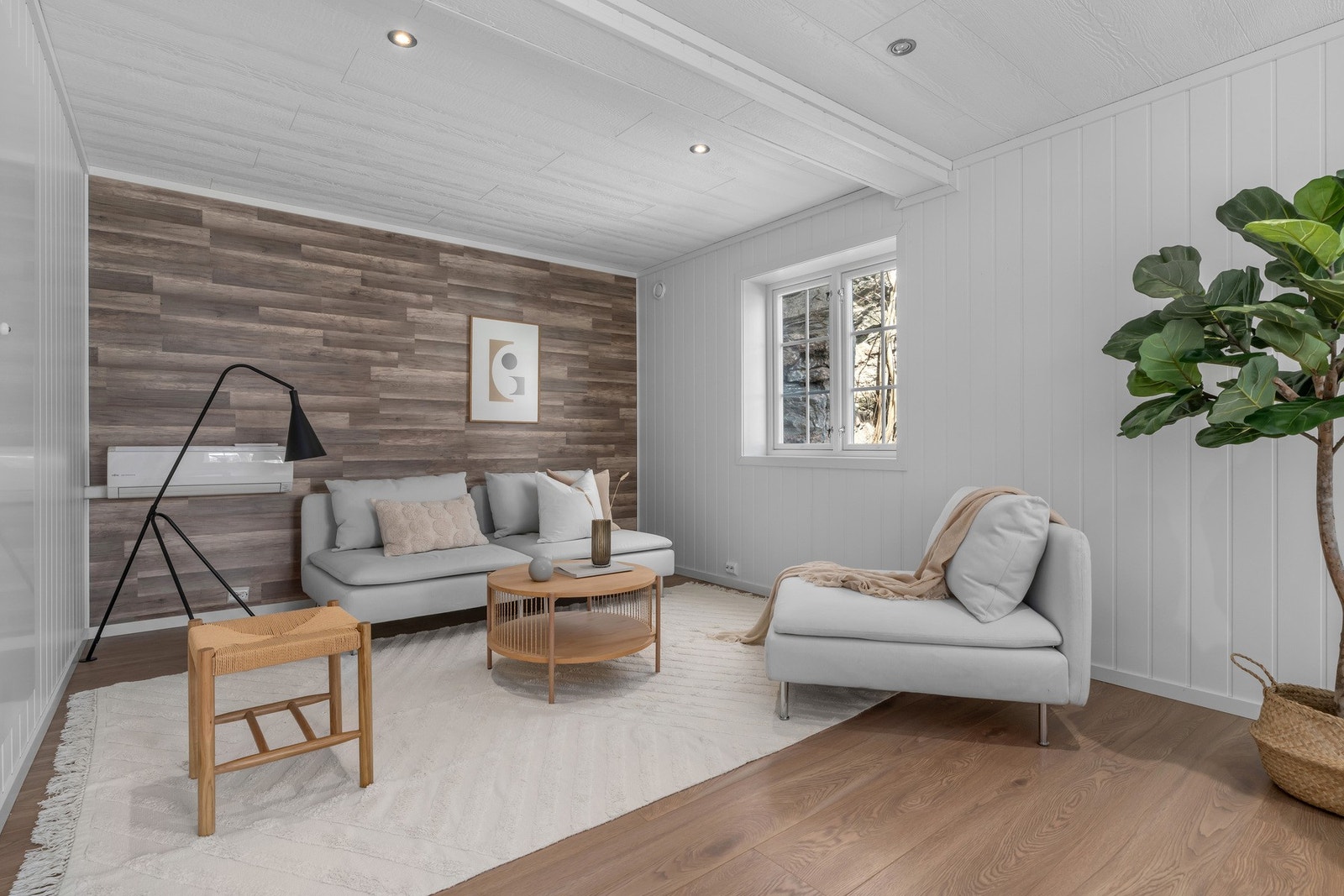 Stuen har lyse farger, god plass til sofagruppe Galleribilde