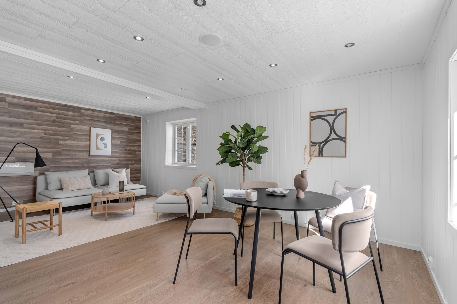 Romslig stue med god plass til flere soner Galleribilde