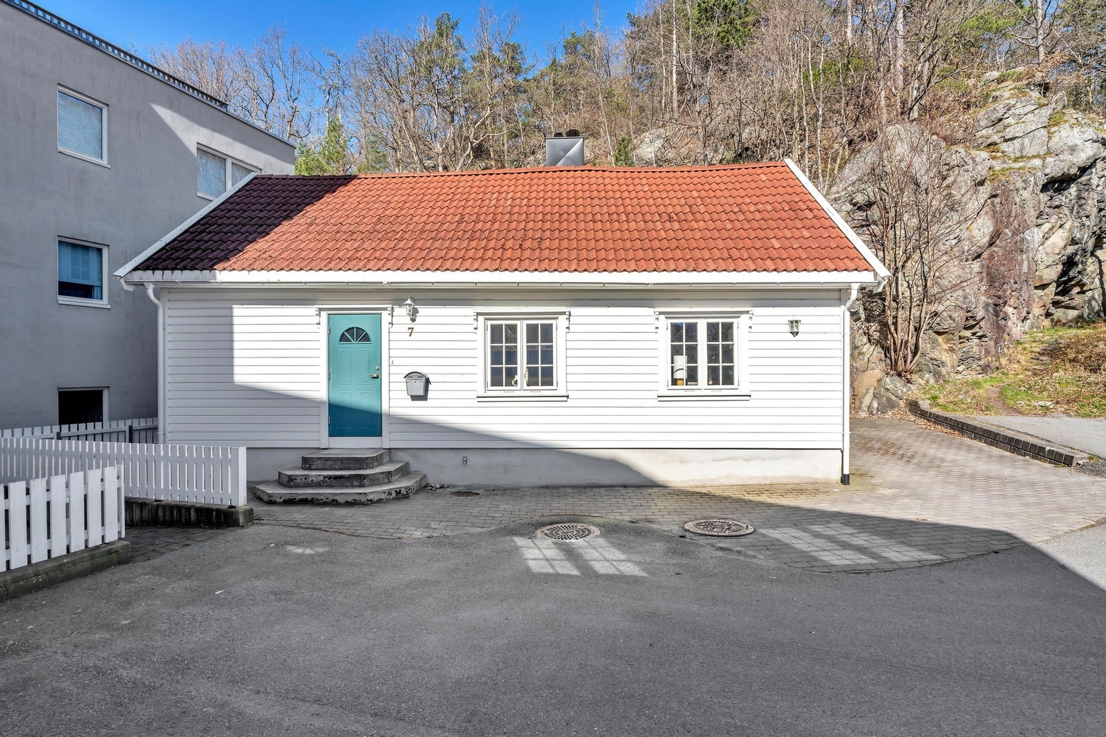 Boligen har parkering i garasjekjeller og biloppstillingsplass på siden av boligen Galleribilde