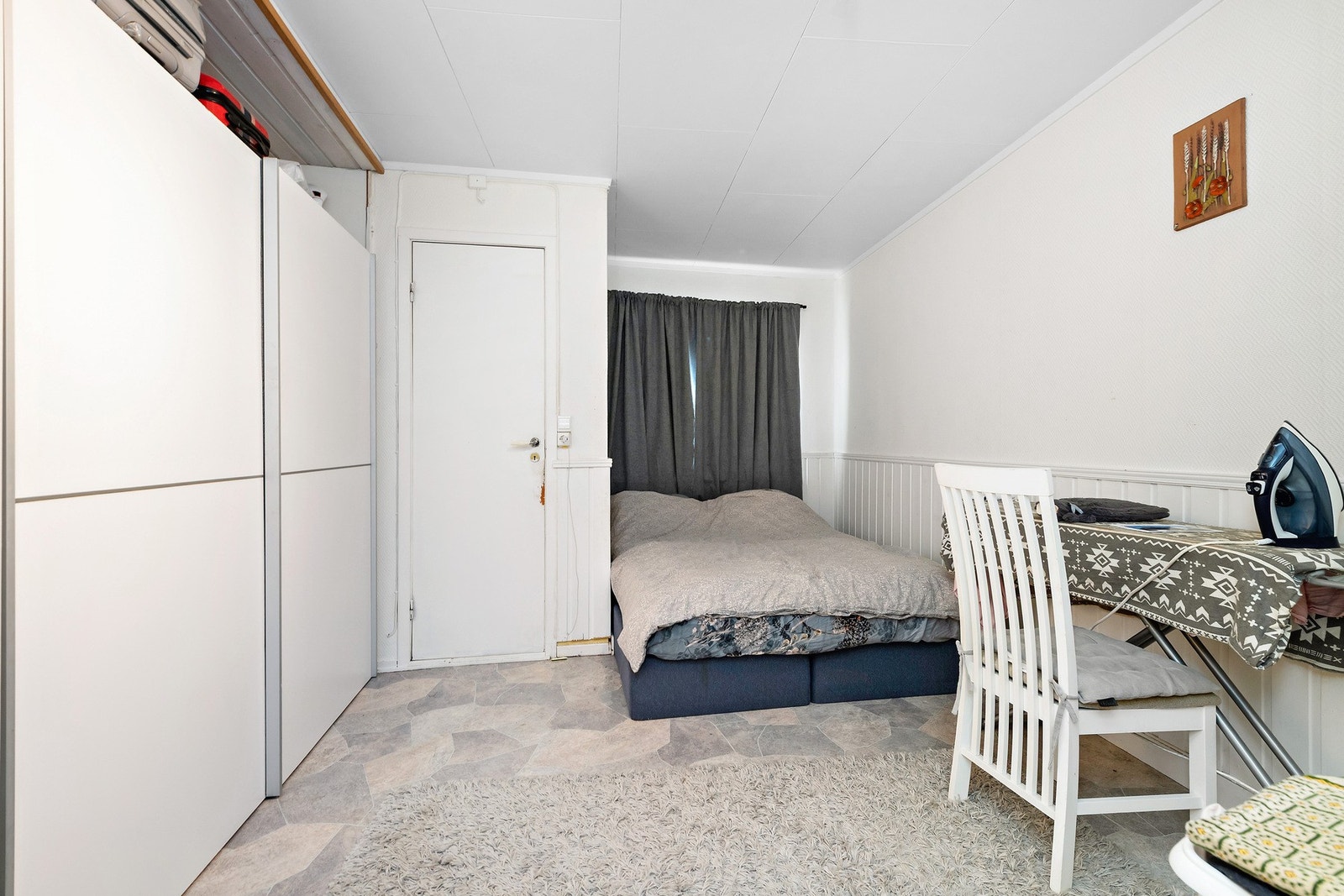 Romslig soverom i 1. etasje med skyvedørsgarderobe. Galleribilde