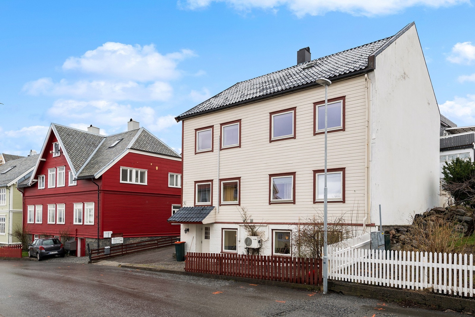 Tomannsbolig med 4 utleide leiligheter (kun 2 boenheter godkjent). Galleribilde