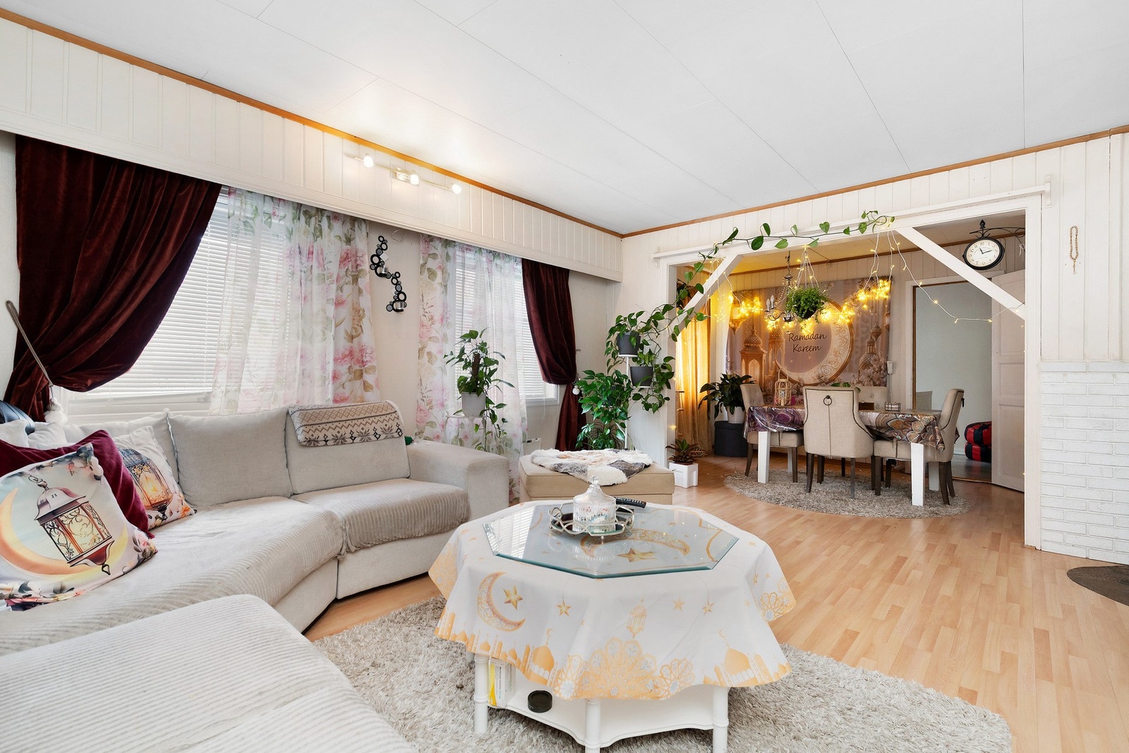 Stue med plass til sofagruppe og spisebord. Galleribilde