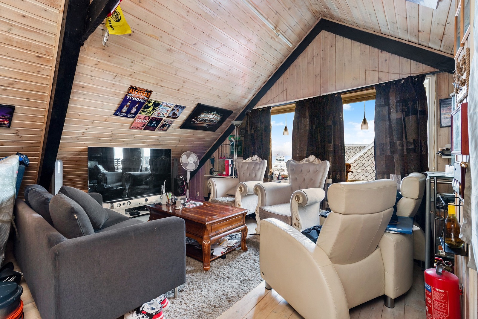 Stue i leilighet i loftsetasje. Galleribilde