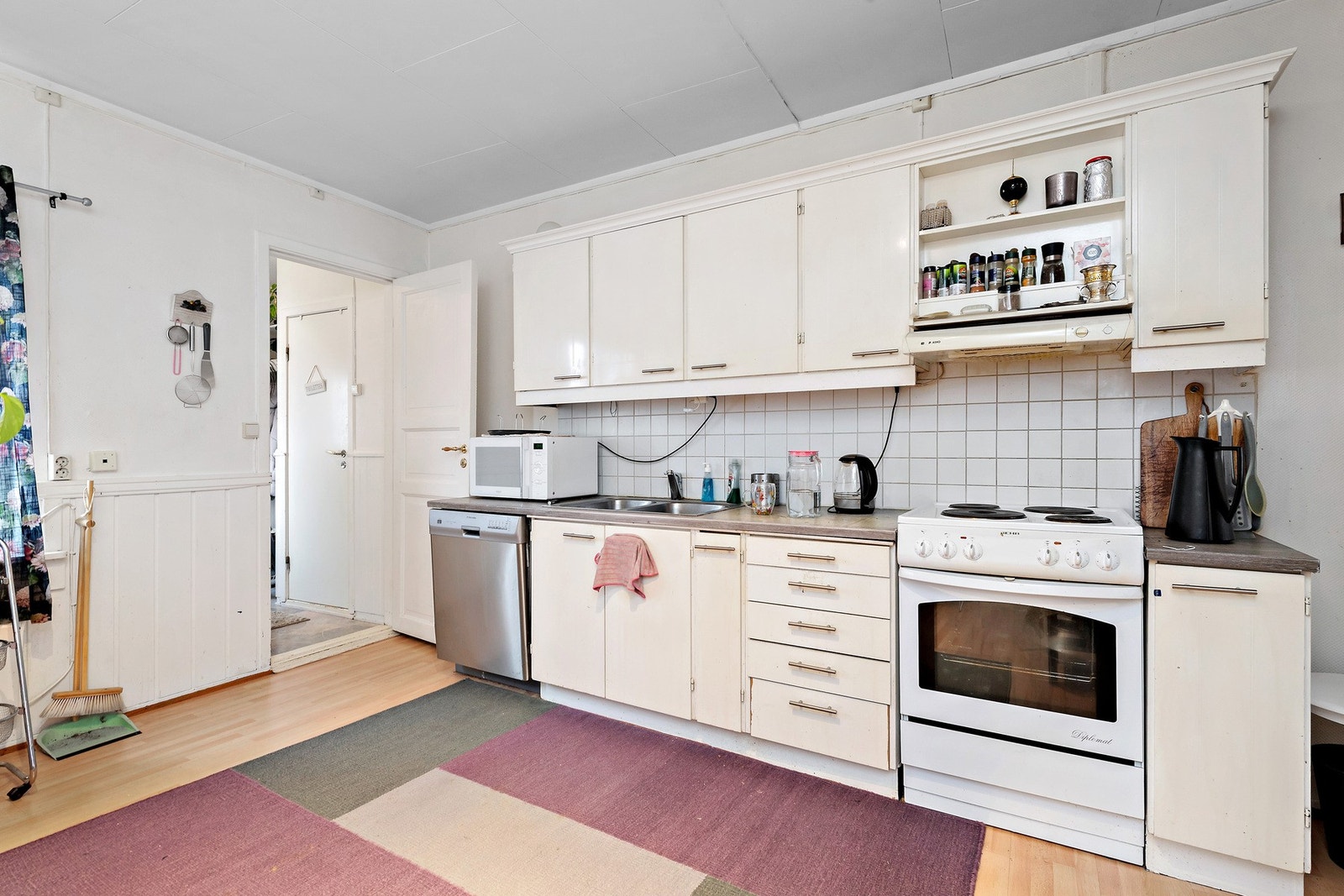 Benker og skap med hvite glatte fronter. Opplagt for løse hvitevarer. Galleribilde
