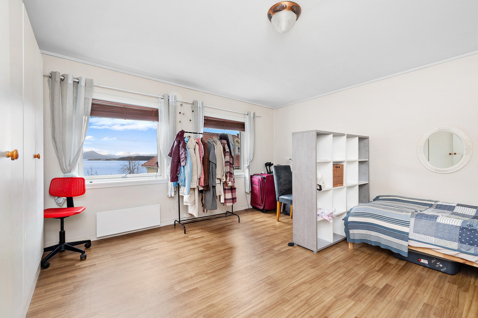 Romslig soverom med flott utsikt og god lagringplass i garderobeskap. Galleribilde