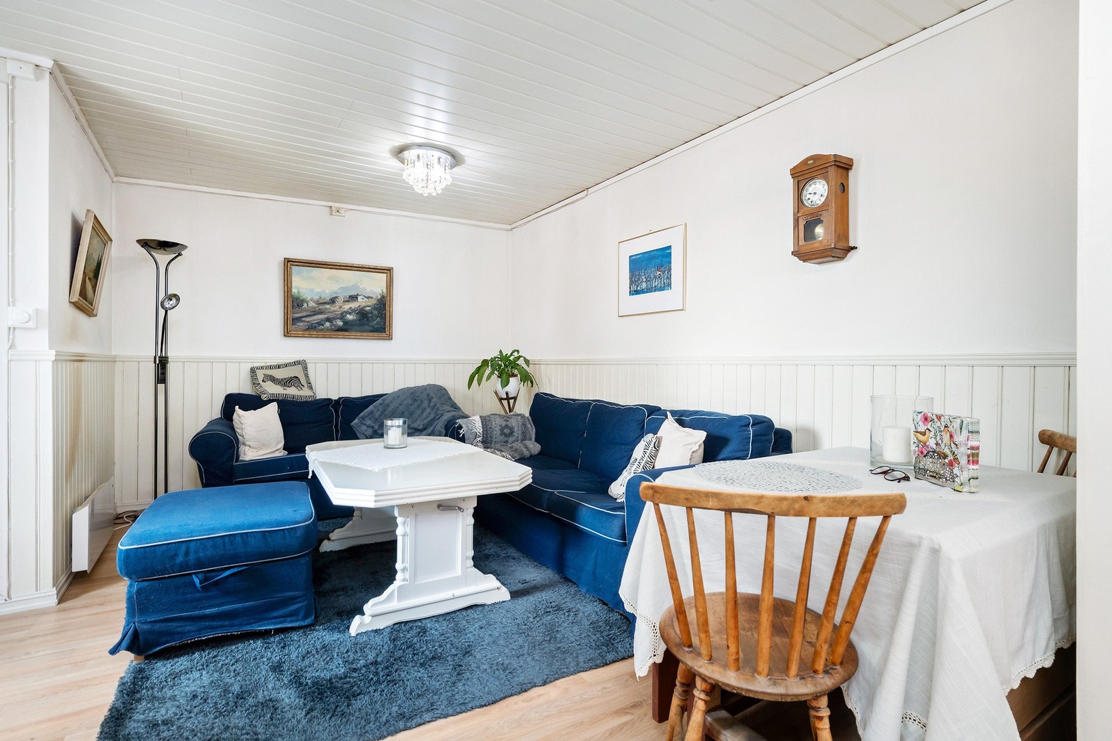 Leilighet i kjeller har eget inngangsparti. Kjellerleilighet ble oppusset i 2014. Galleribilde