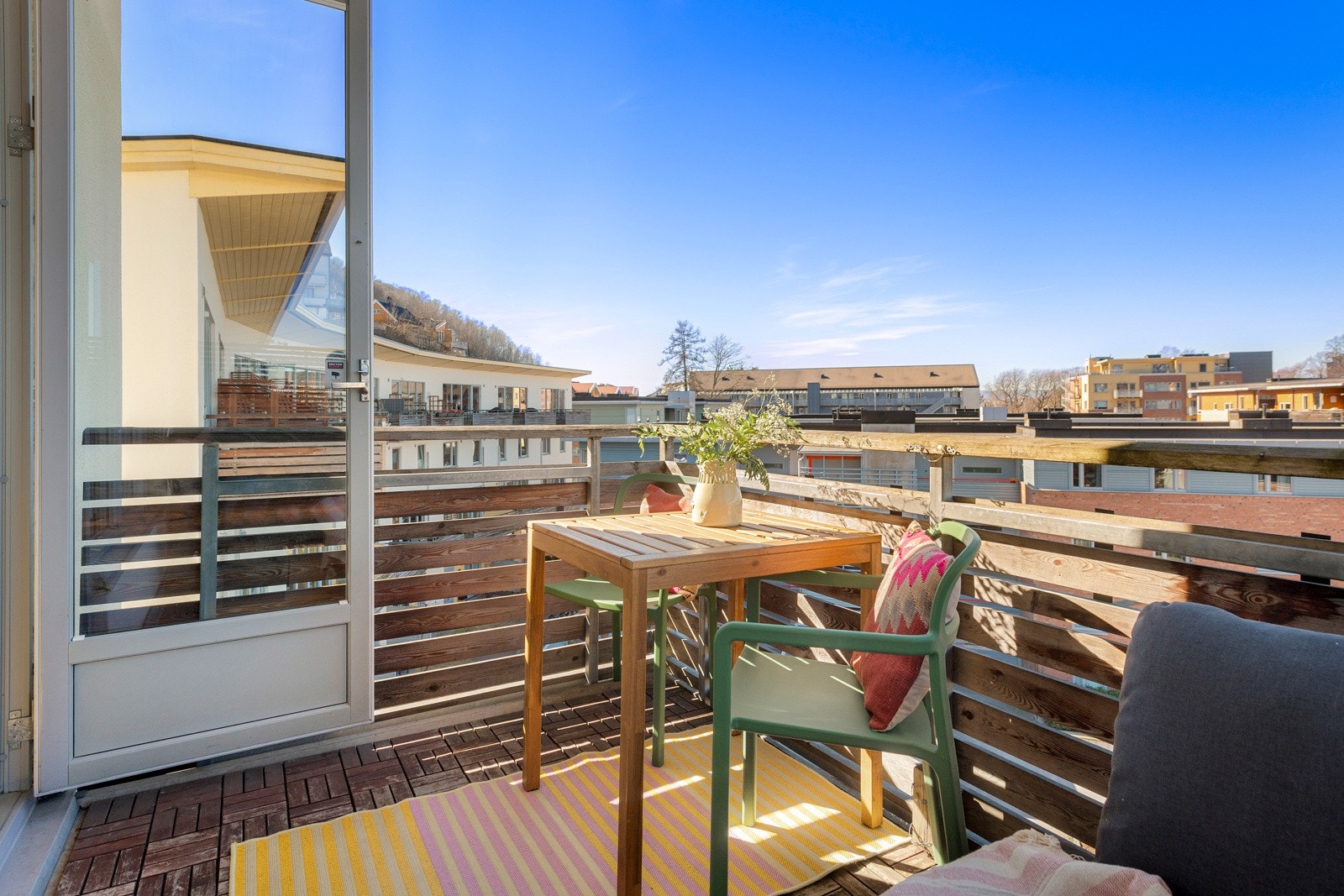 Fra stuen er det utgang til nordvestvendt balkong og målt til 7m². Leilighetens interne plassering på hjørnet i toppetasjen, gir ekstra gode solforhold på balkongen Galleribilde