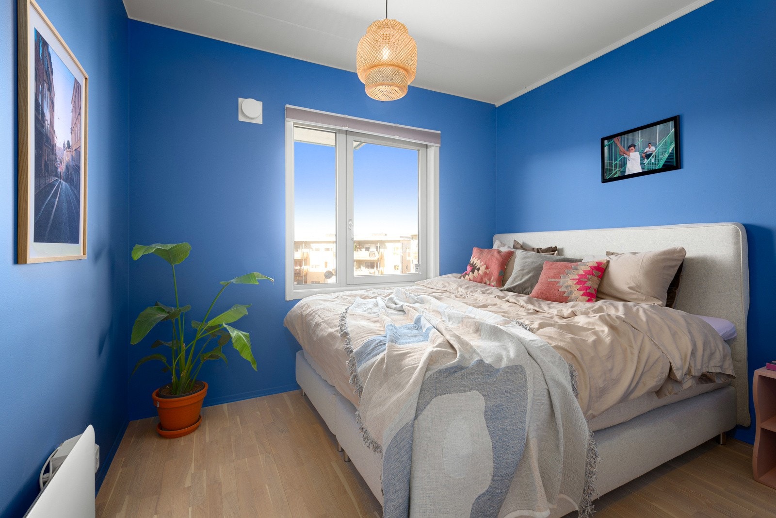 Soverommet nyter rikelig med naturlig lys og rommer godt en stor dobbeltseng Galleribilde