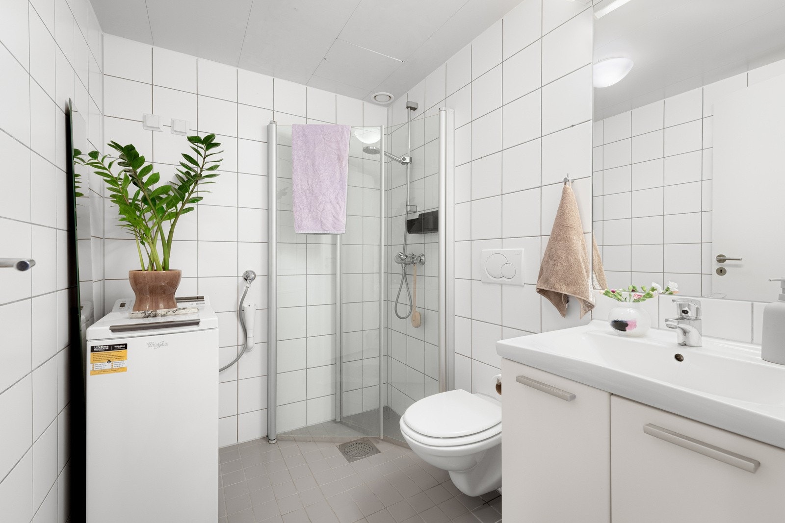 Lett tilgjengelig fra soverommene finner du et romslig og hyggelig baderom, med alt du trenger i hverdagen Galleribilde